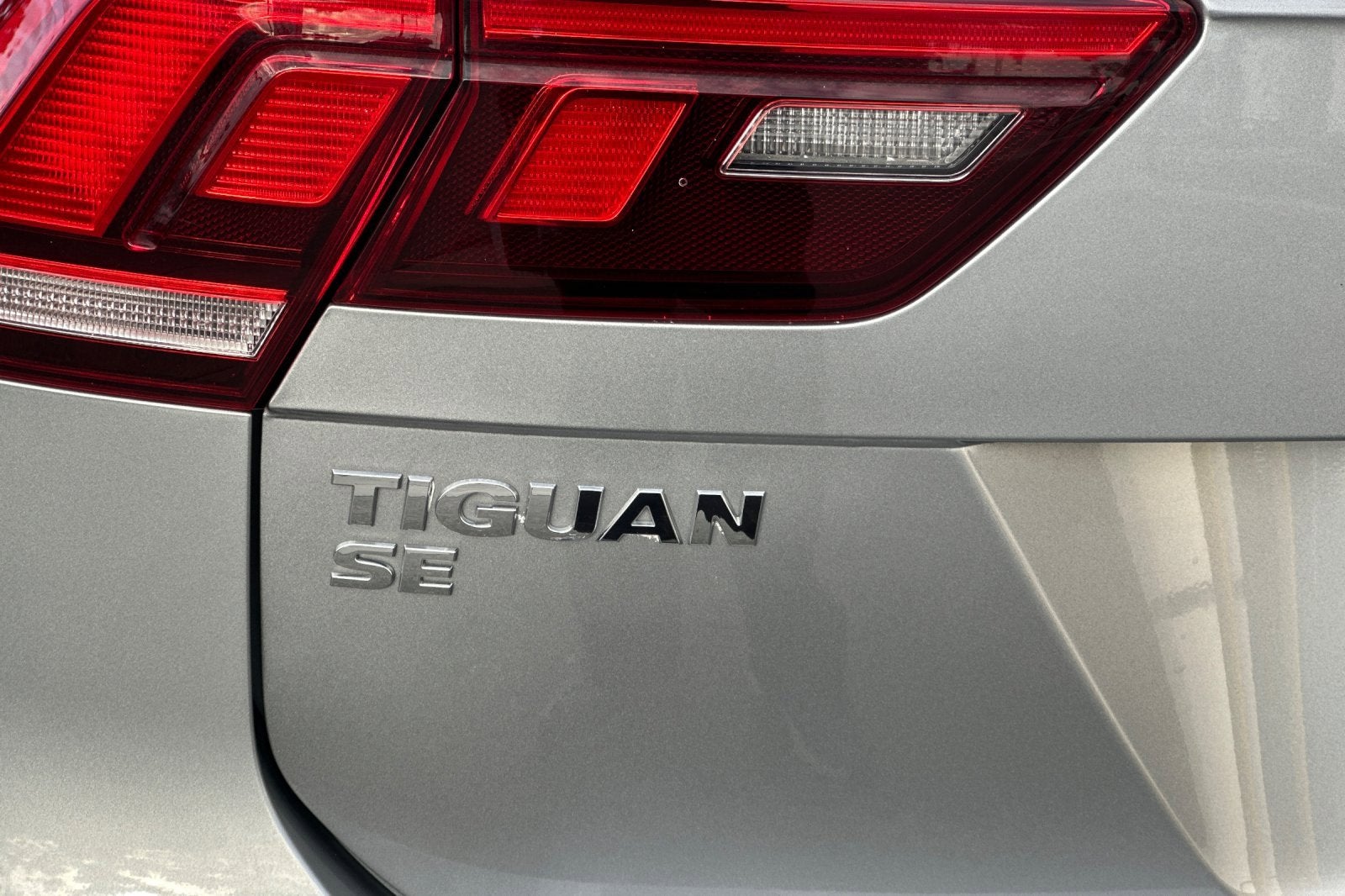 2021 Volkswagen Tiguan 2.0T SE R-Line Black