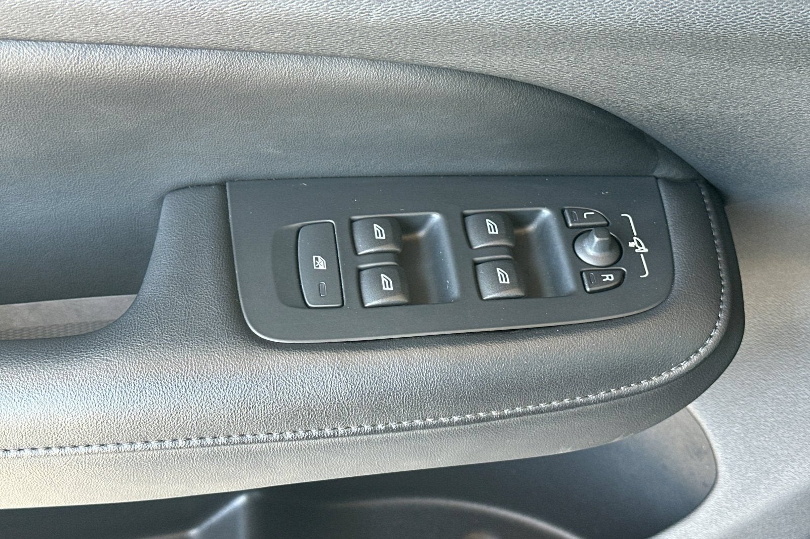 2024 Volvo S60 Core Dark Theme