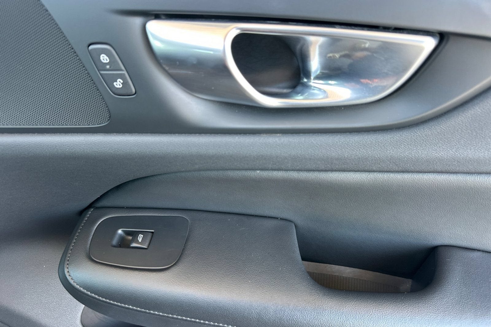 2024 Volvo S60 Core Dark Theme