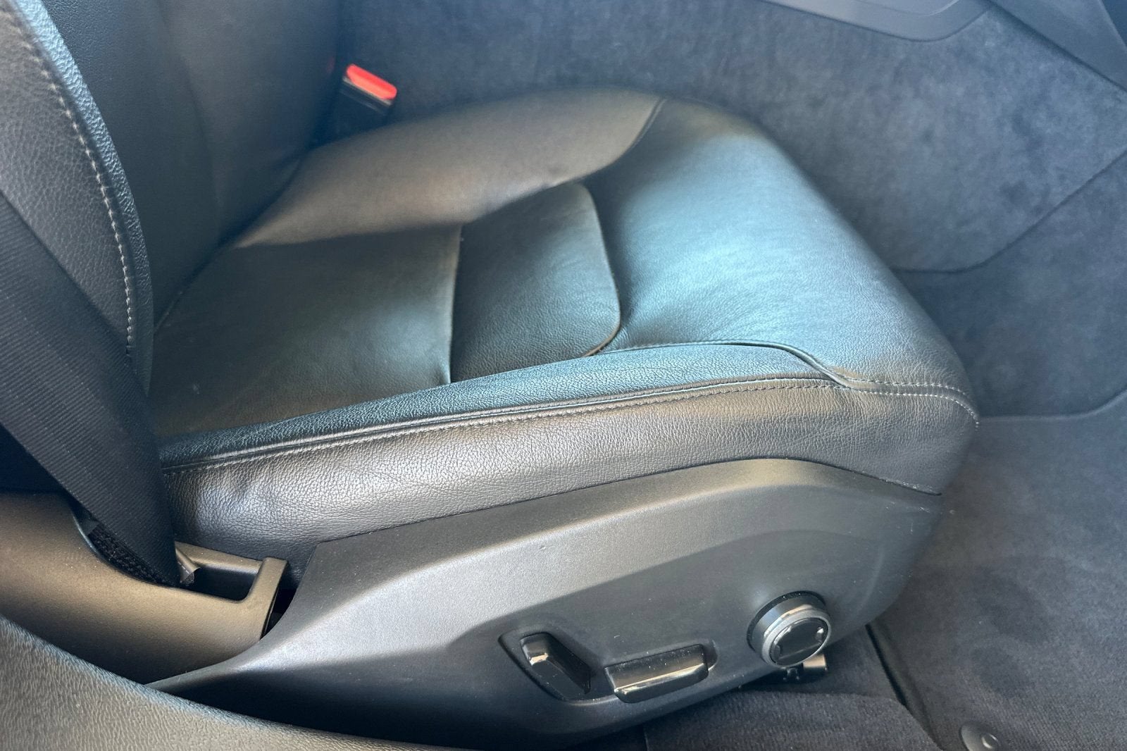 2024 Volvo S60 Core Dark Theme