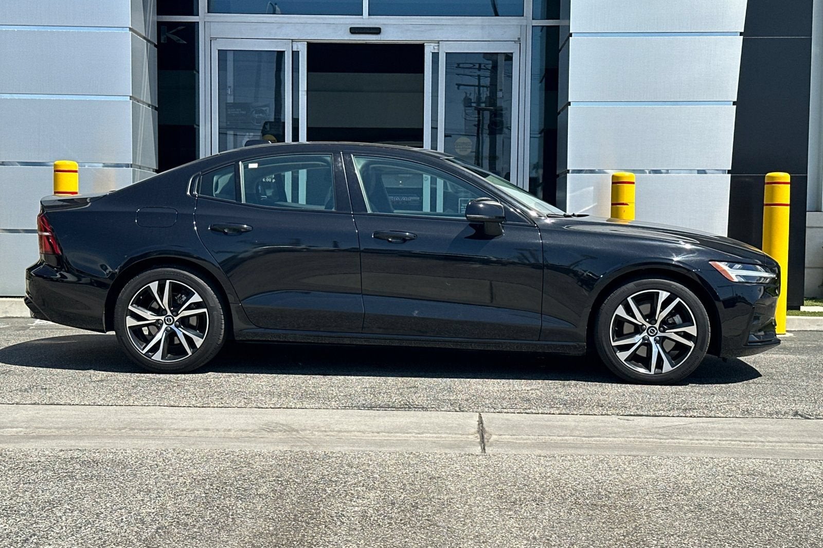 2024 Volvo S60 Core Dark Theme