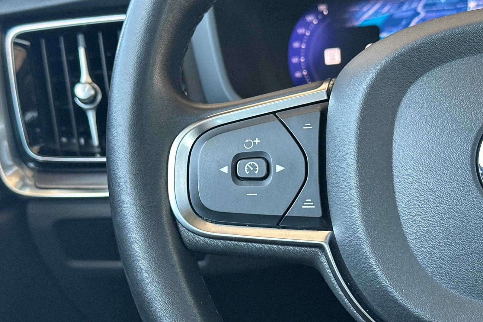2024 Volvo S60 Core Dark Theme