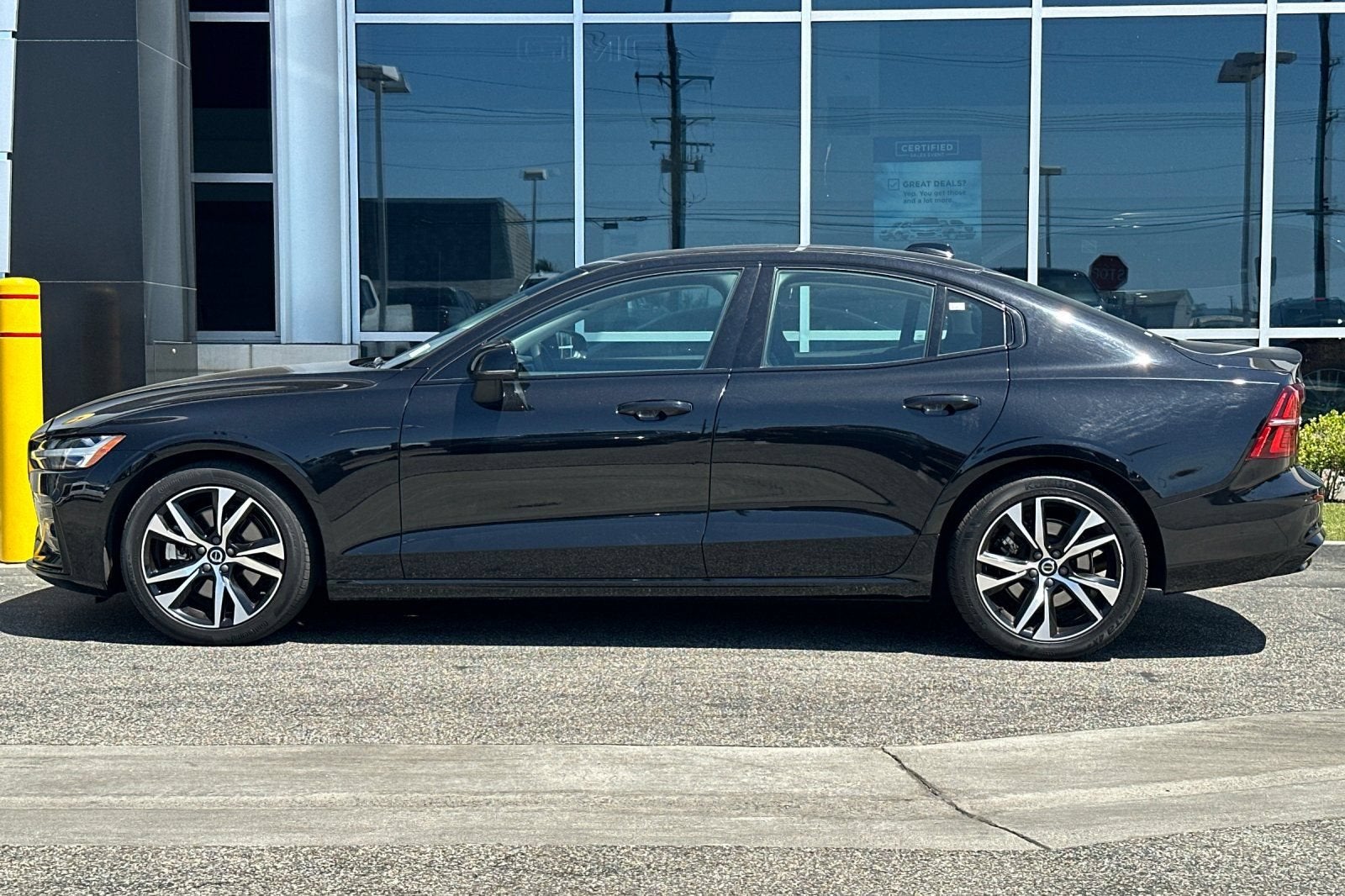 2024 Volvo S60 Core Dark Theme