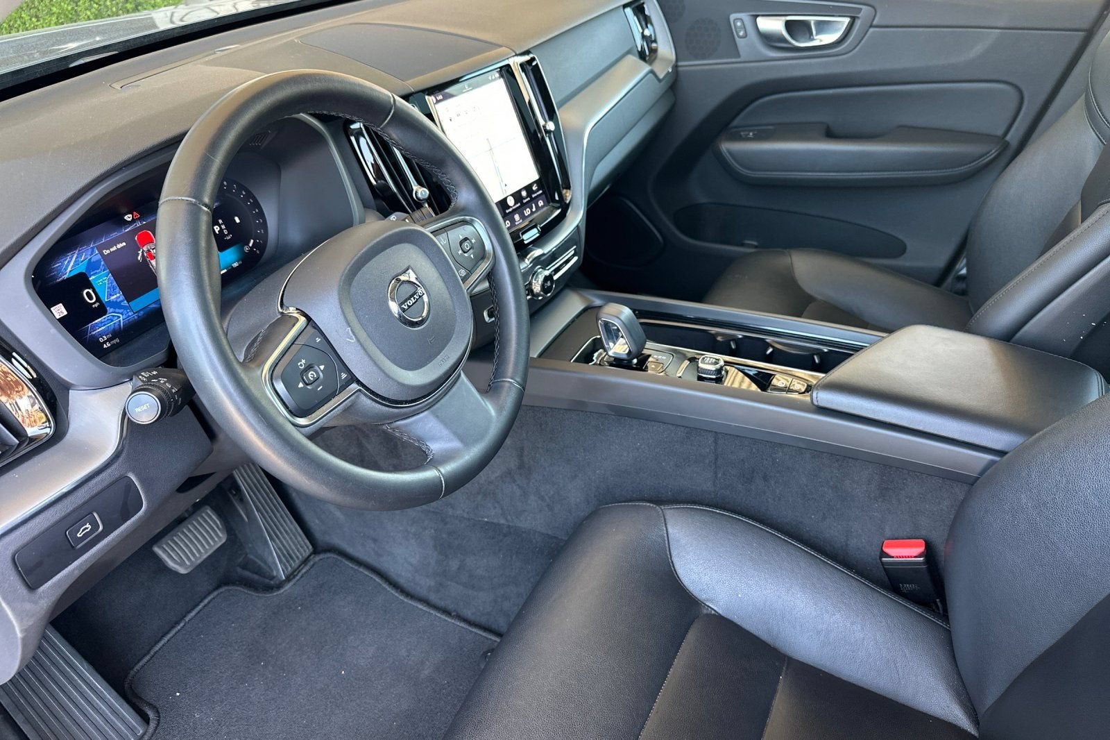 2024 Volvo XC60 Core Dark Theme