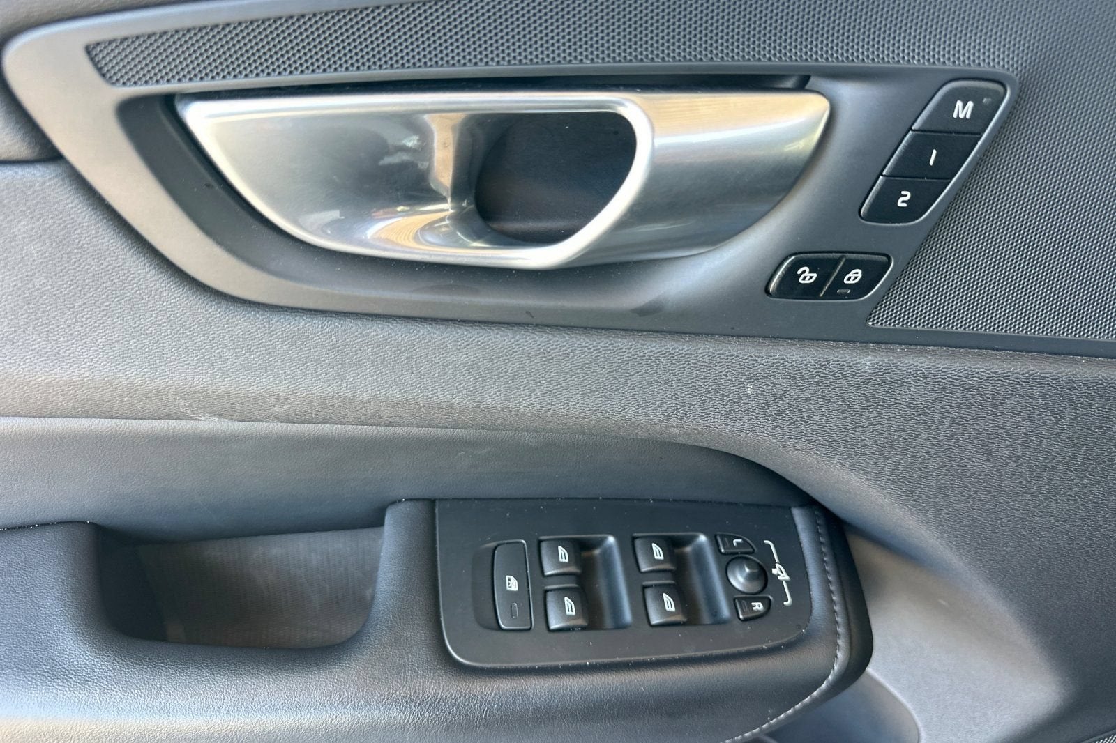 2024 Volvo XC60 Core Dark Theme