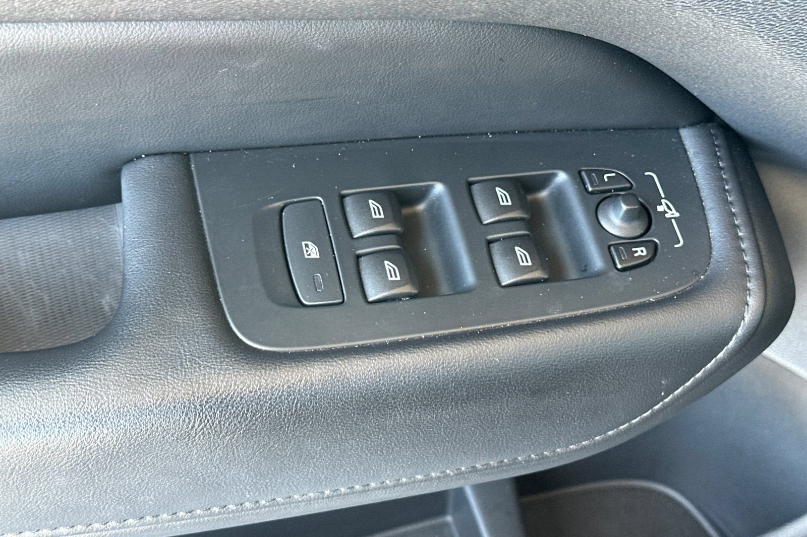 2024 Volvo XC60 Core Dark Theme