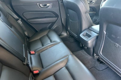 2024 Volvo XC60 Core Dark Theme