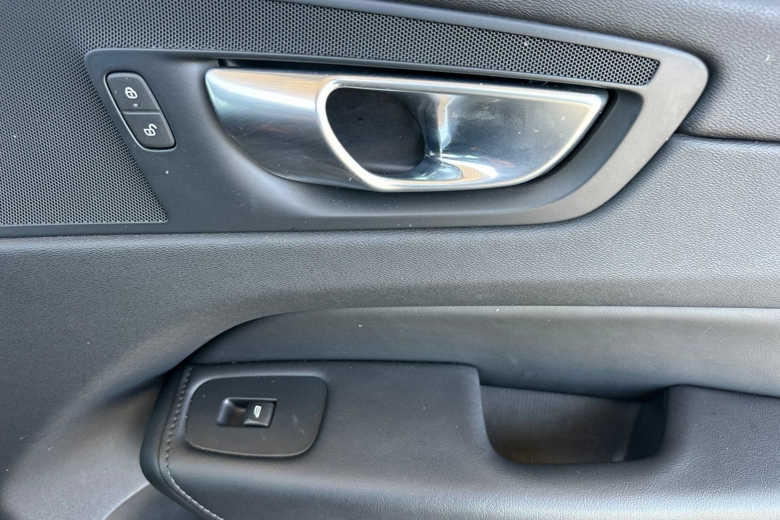 2024 Volvo XC60 Core Dark Theme