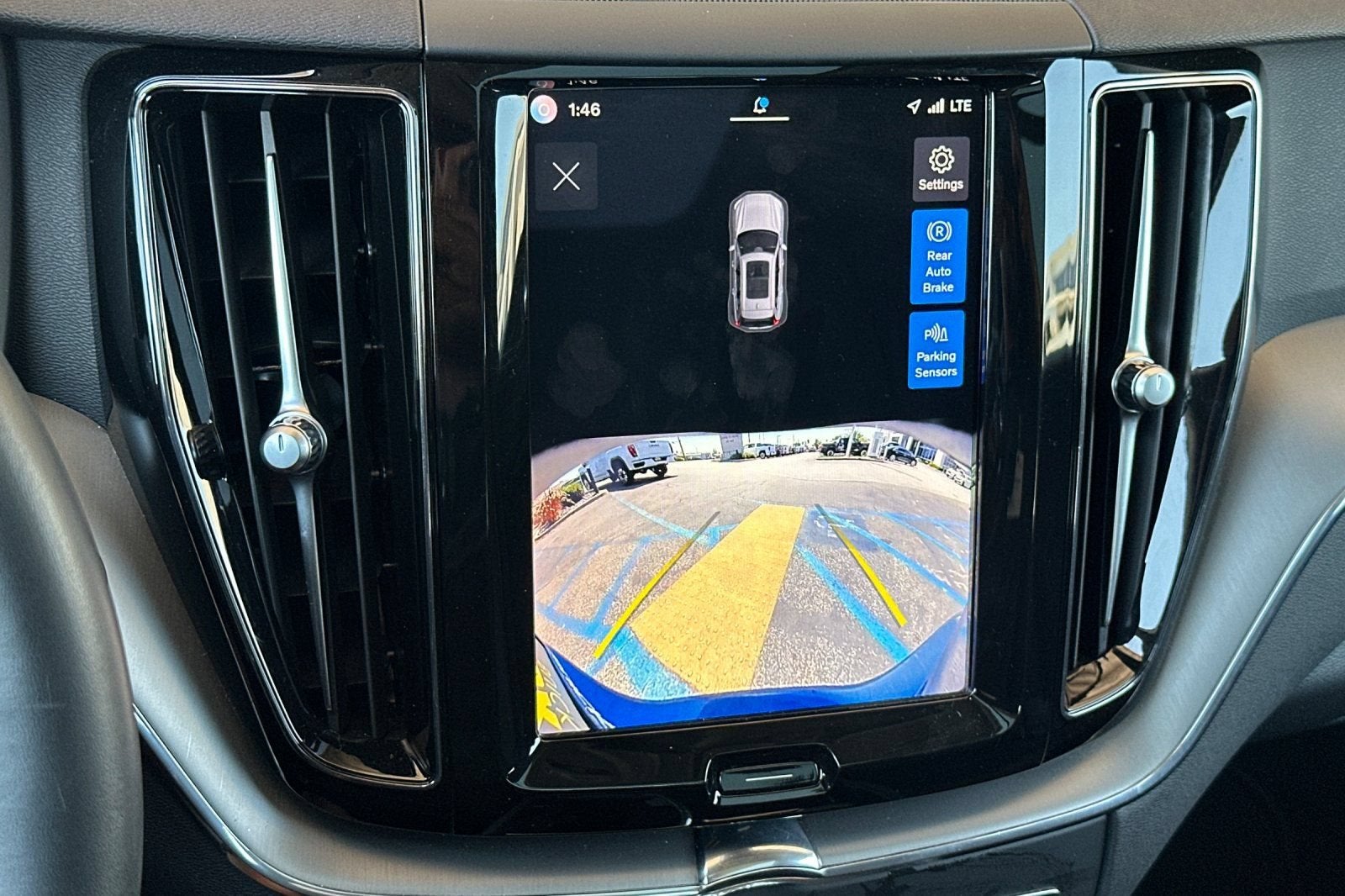 2024 Volvo XC60 Core Dark Theme