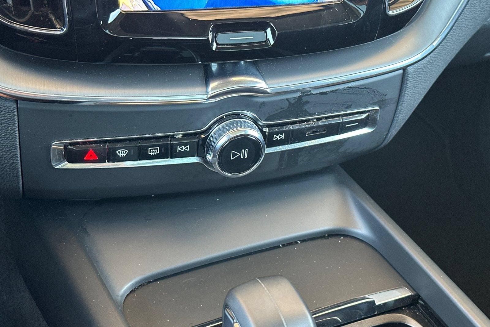 2024 Volvo XC60 Core Dark Theme