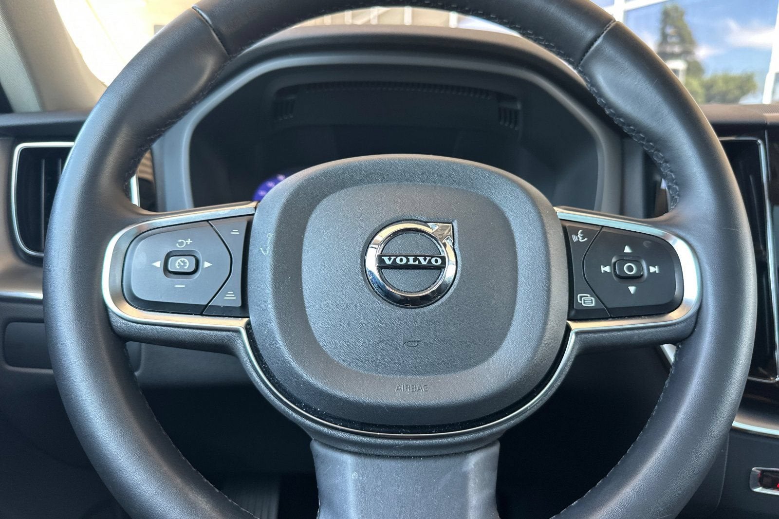 2024 Volvo XC60 Core Dark Theme