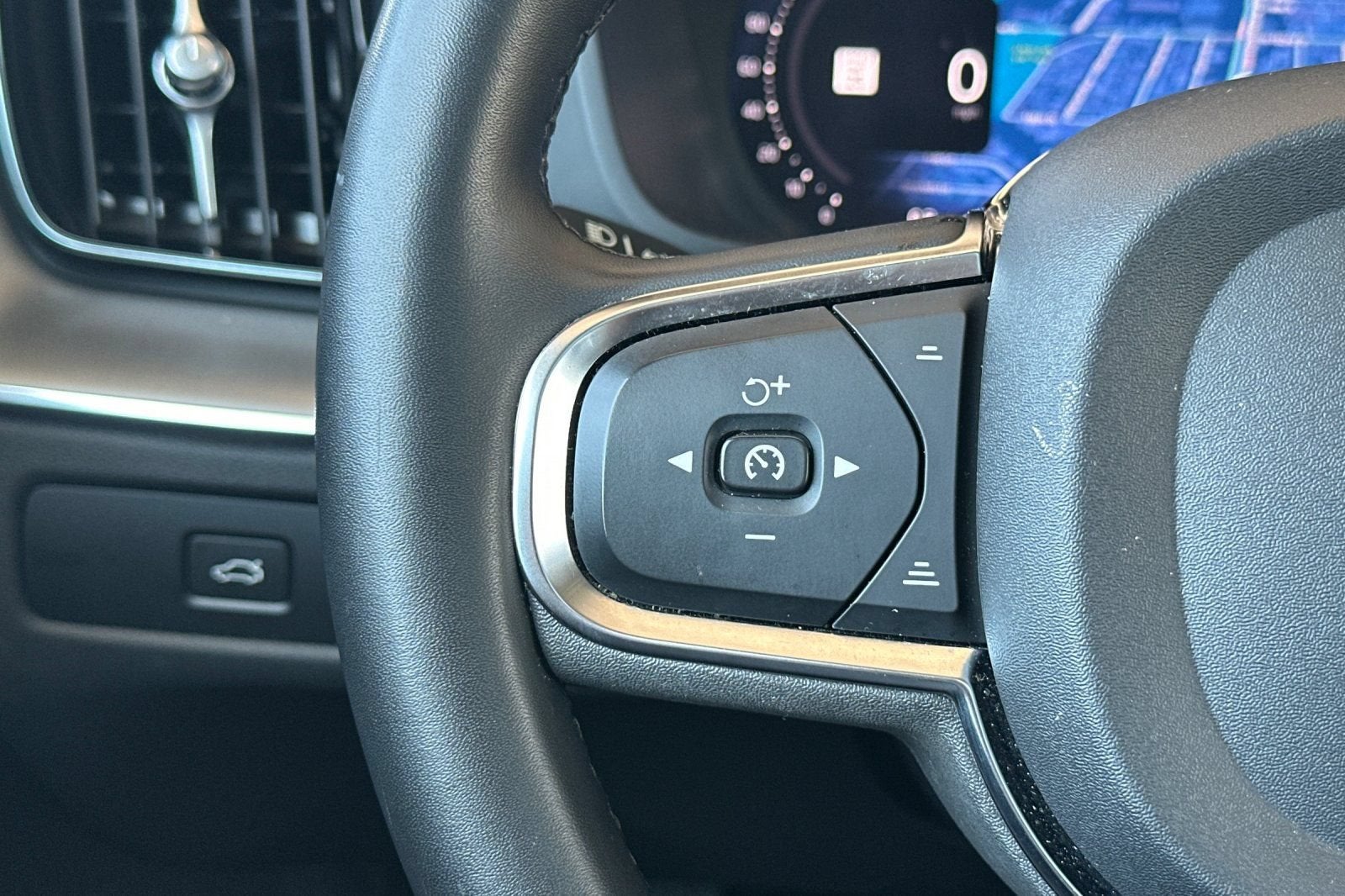 2024 Volvo XC60 Core Dark Theme