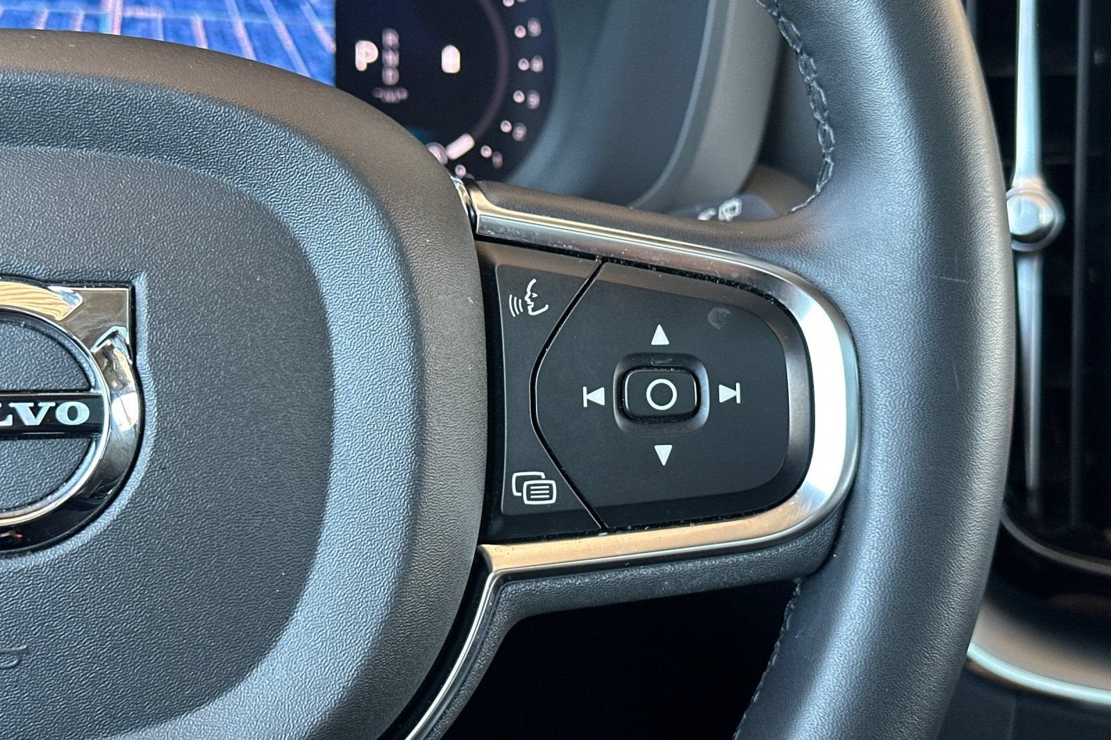 2024 Volvo XC60 Core Dark Theme