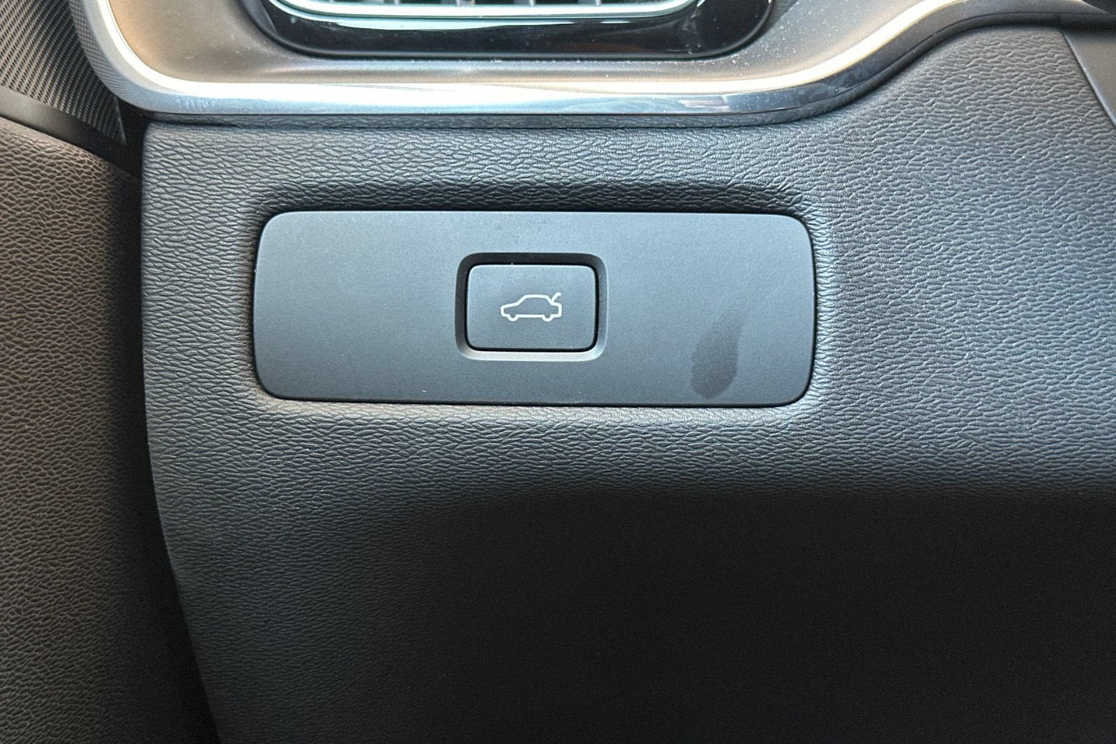 2024 Volvo XC60 Core Dark Theme