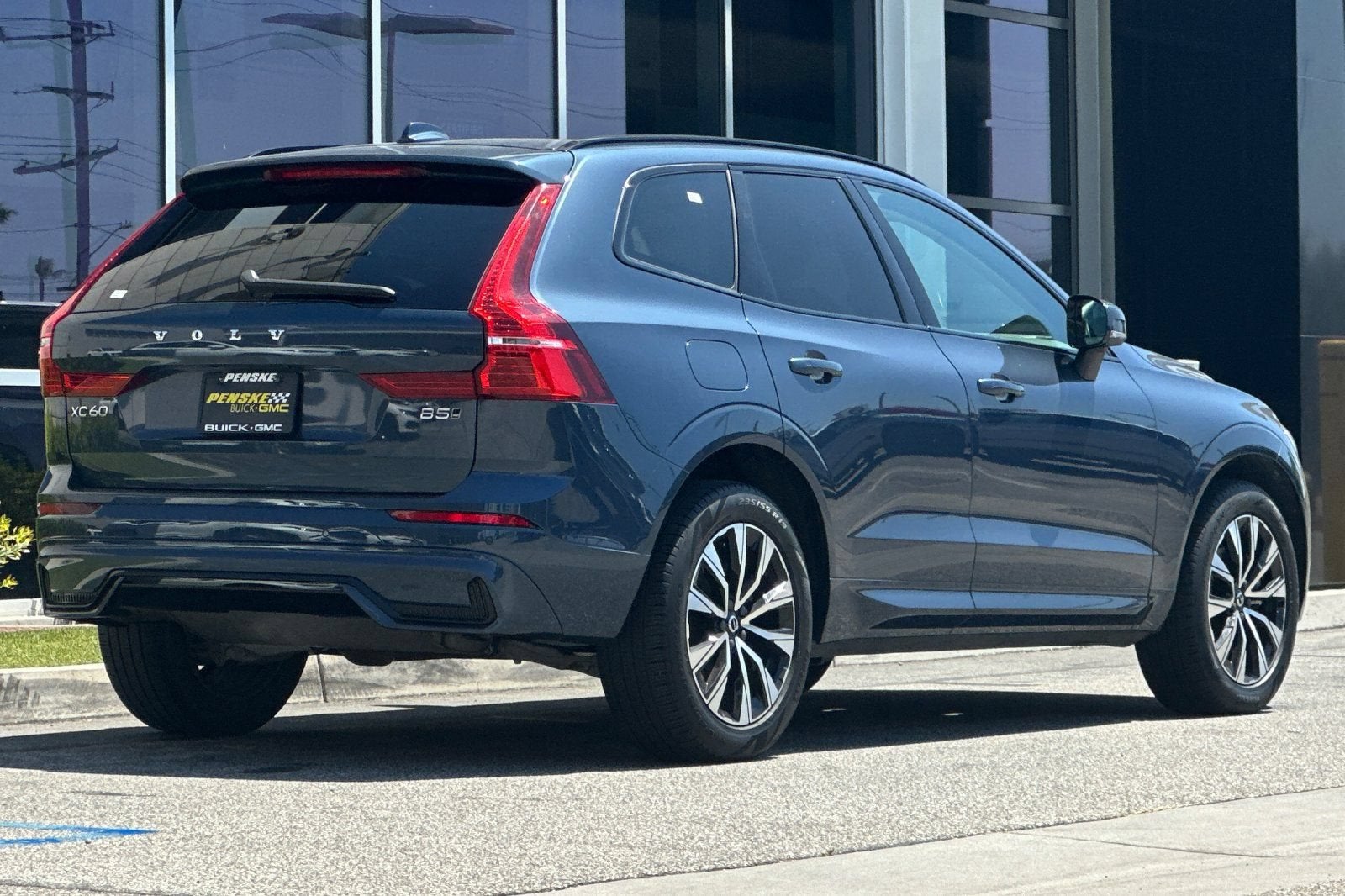 2024 Volvo XC60 Core Dark Theme