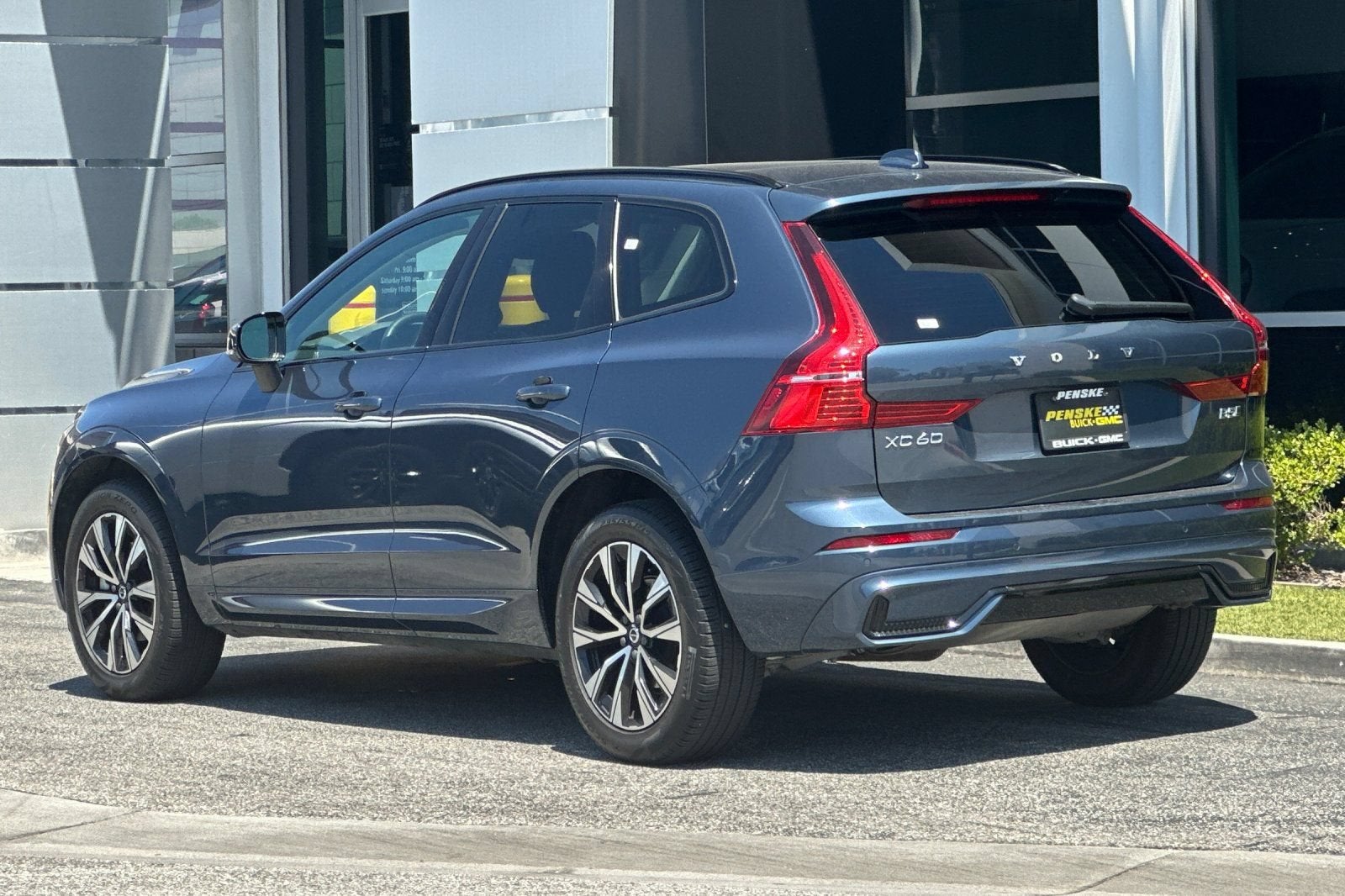 2024 Volvo XC60 Core Dark Theme