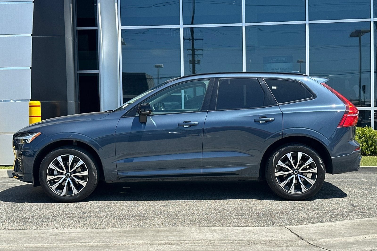2024 Volvo XC60 Core Dark Theme