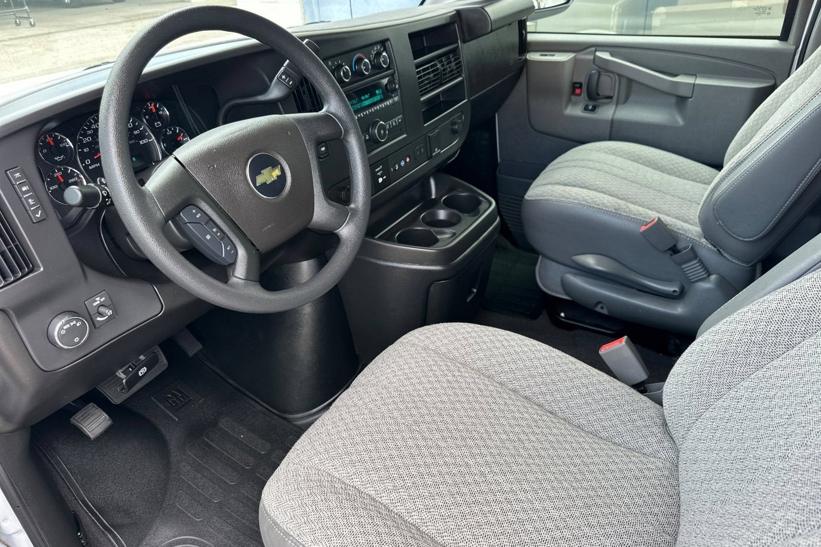 2025 Chevrolet Express Passenger 1LT