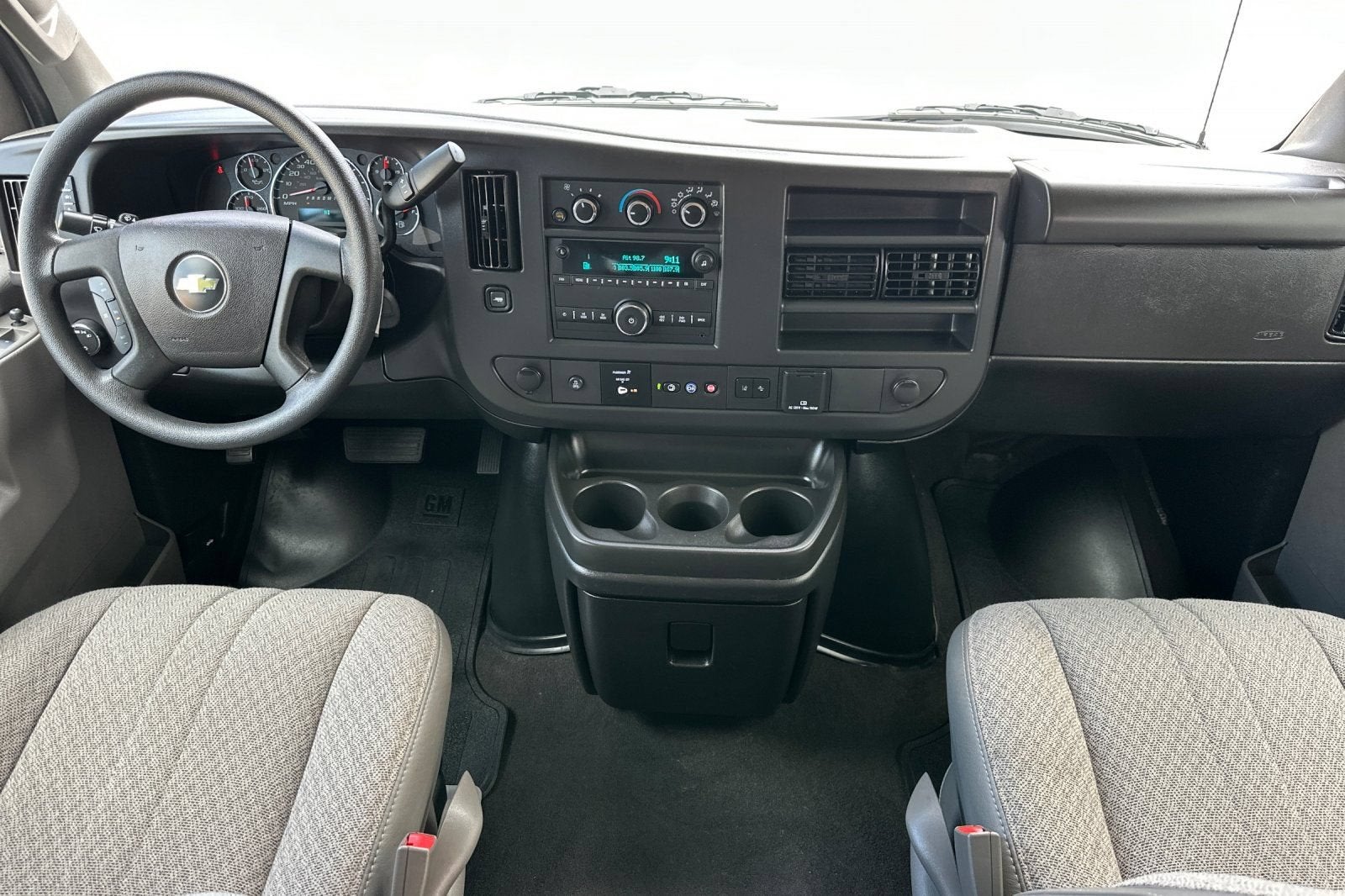 2025 Chevrolet Express Passenger 1LT