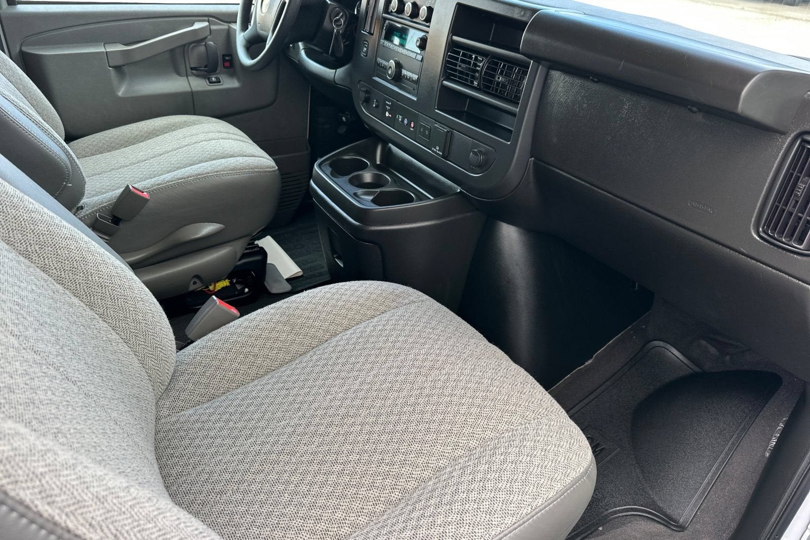 2025 Chevrolet Express Passenger 1LT