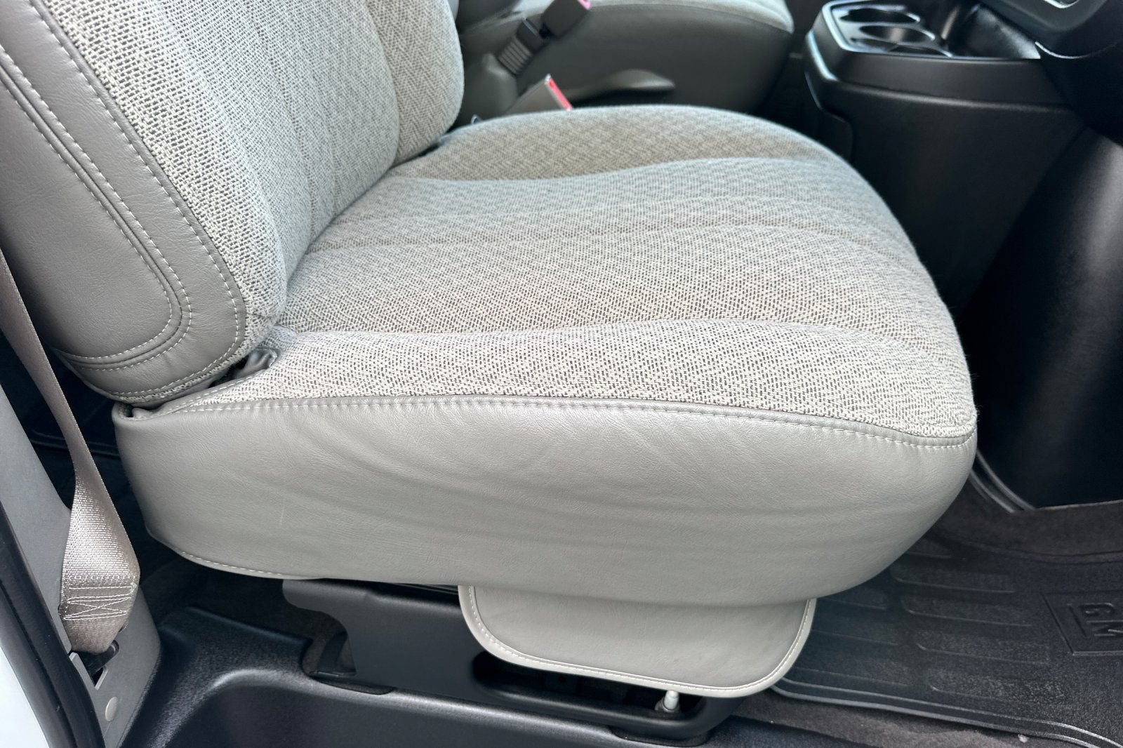 2025 Chevrolet Express Passenger 1LT