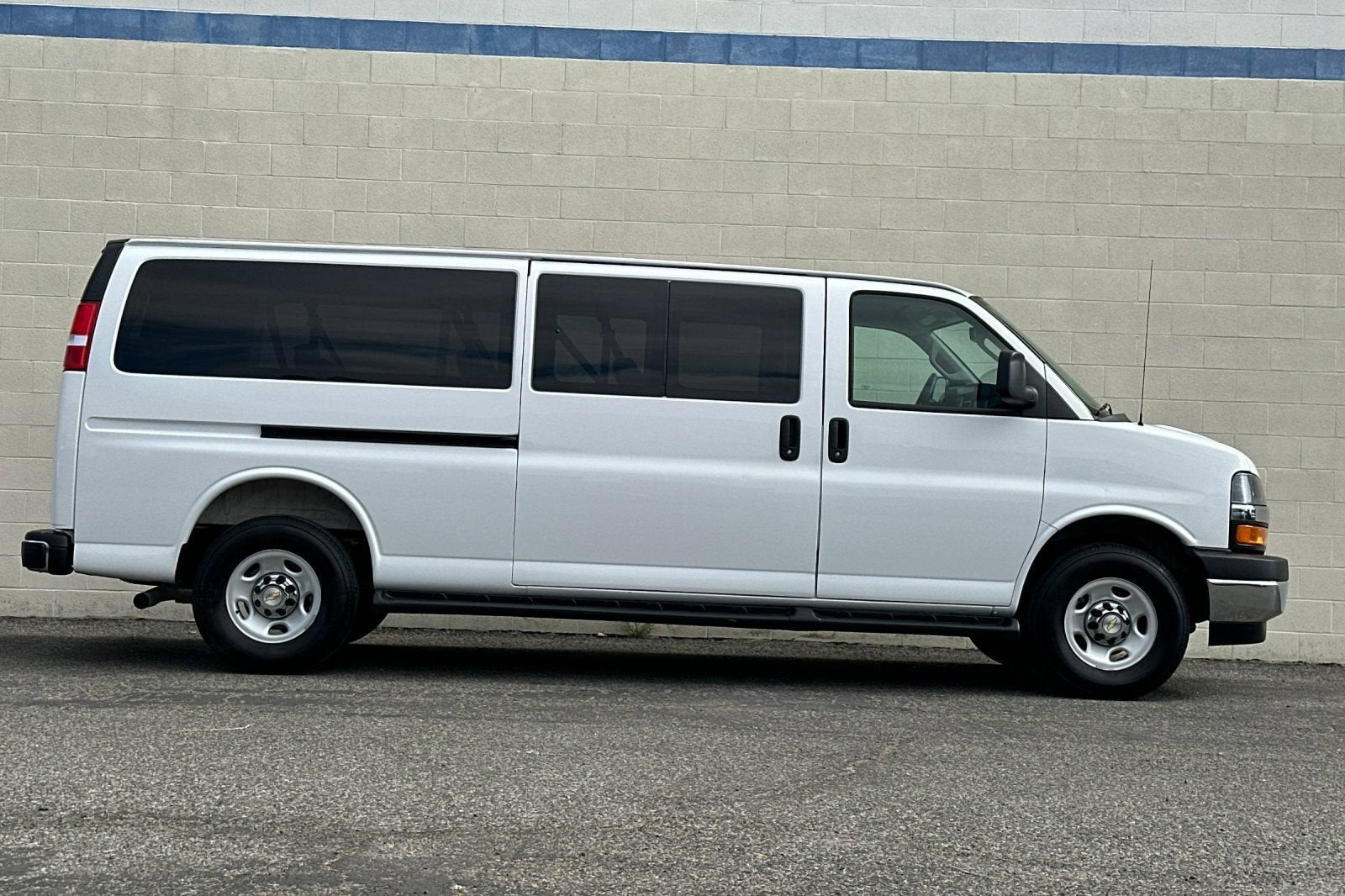 2025 Chevrolet Express Passenger 1LT