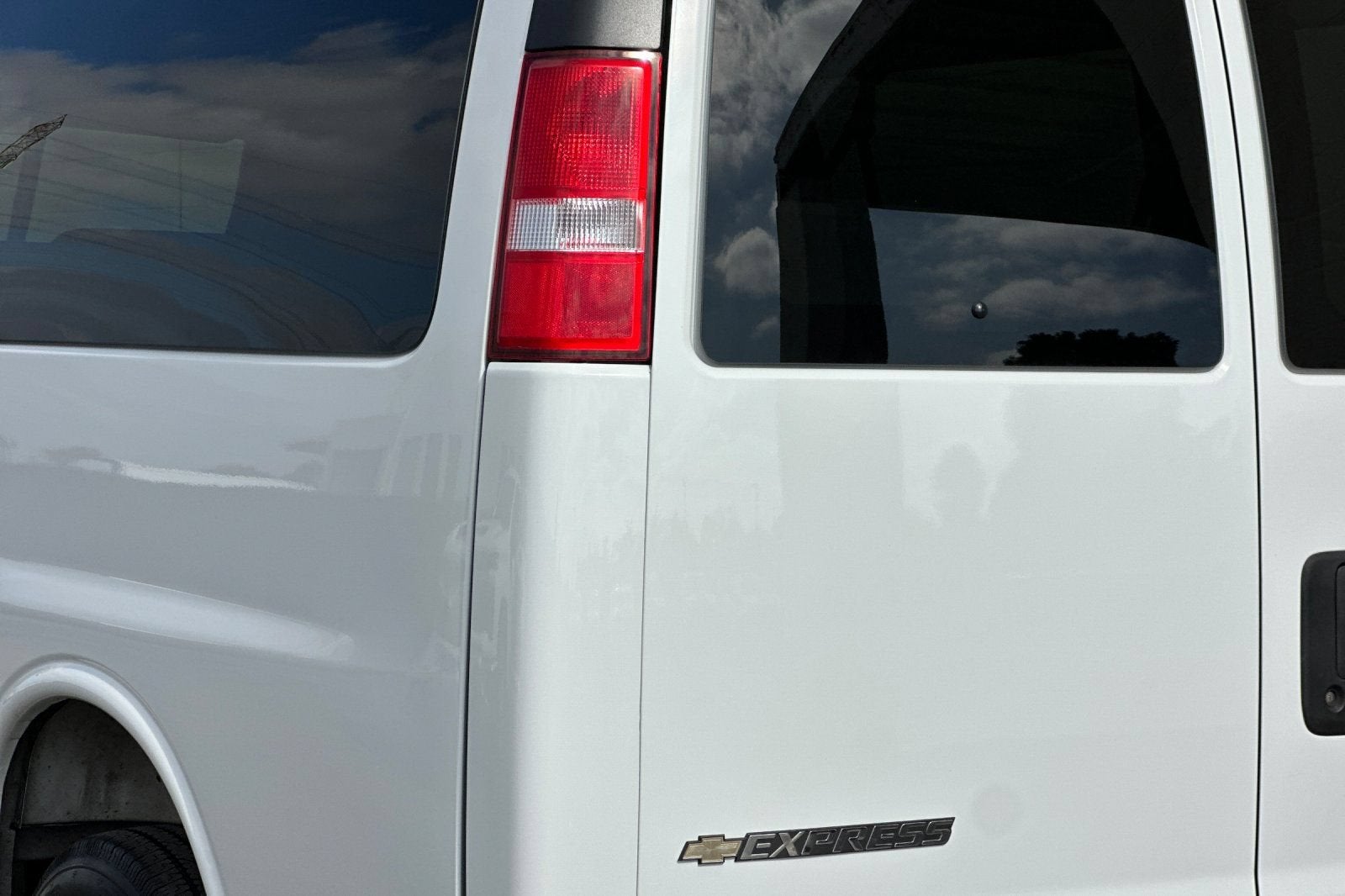 2025 Chevrolet Express Passenger 1LT