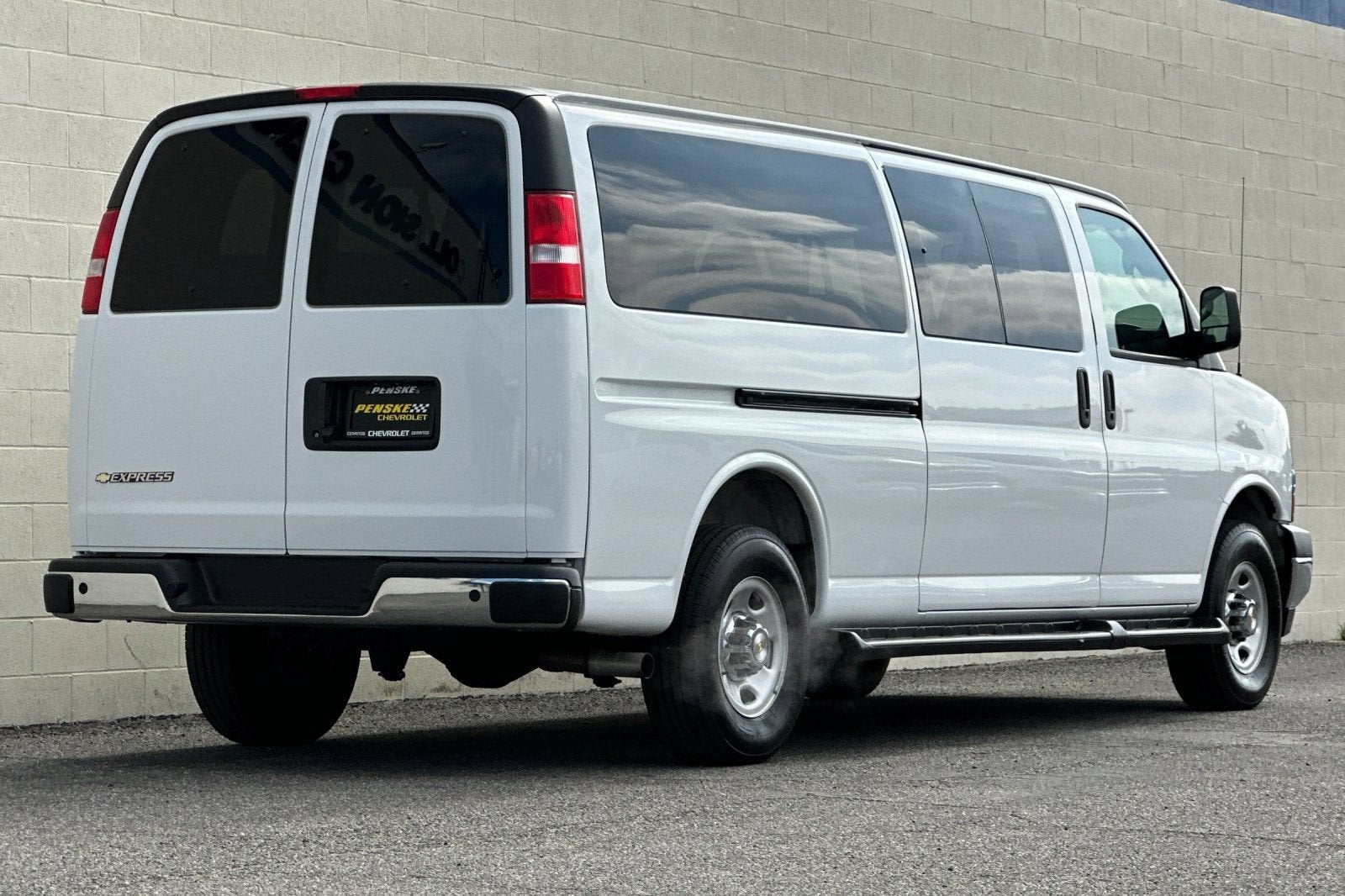 2025 Chevrolet Express Passenger 1LT