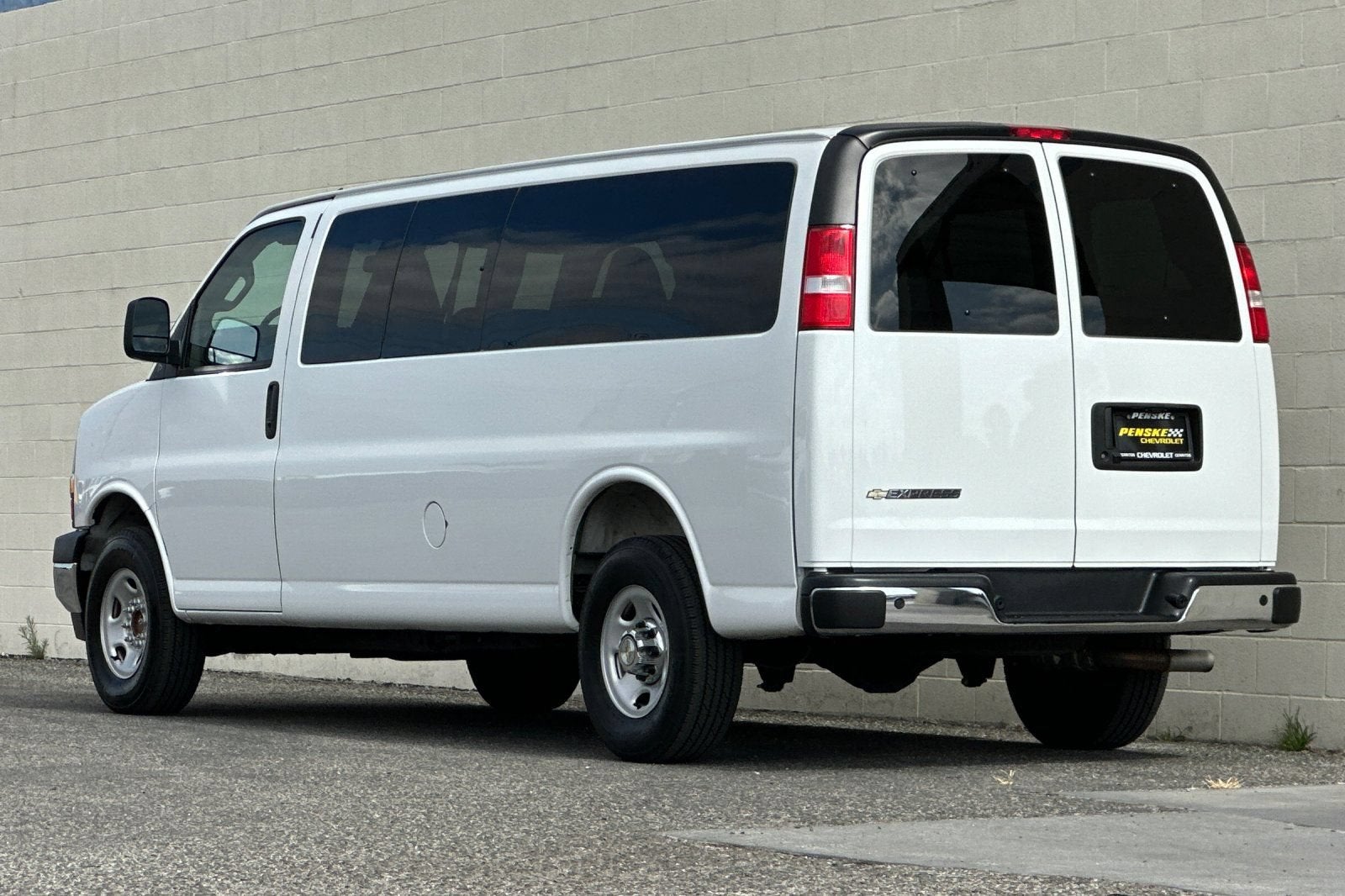 2025 Chevrolet Express Passenger 1LT