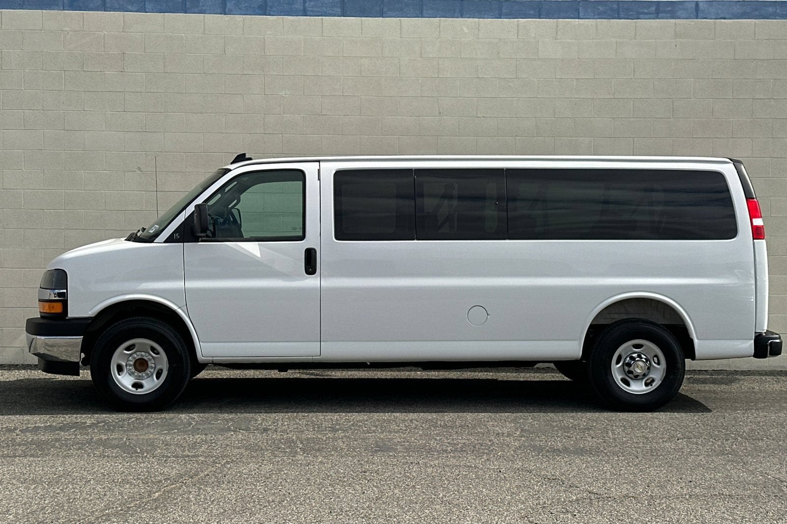 2025 Chevrolet Express Passenger 1LT