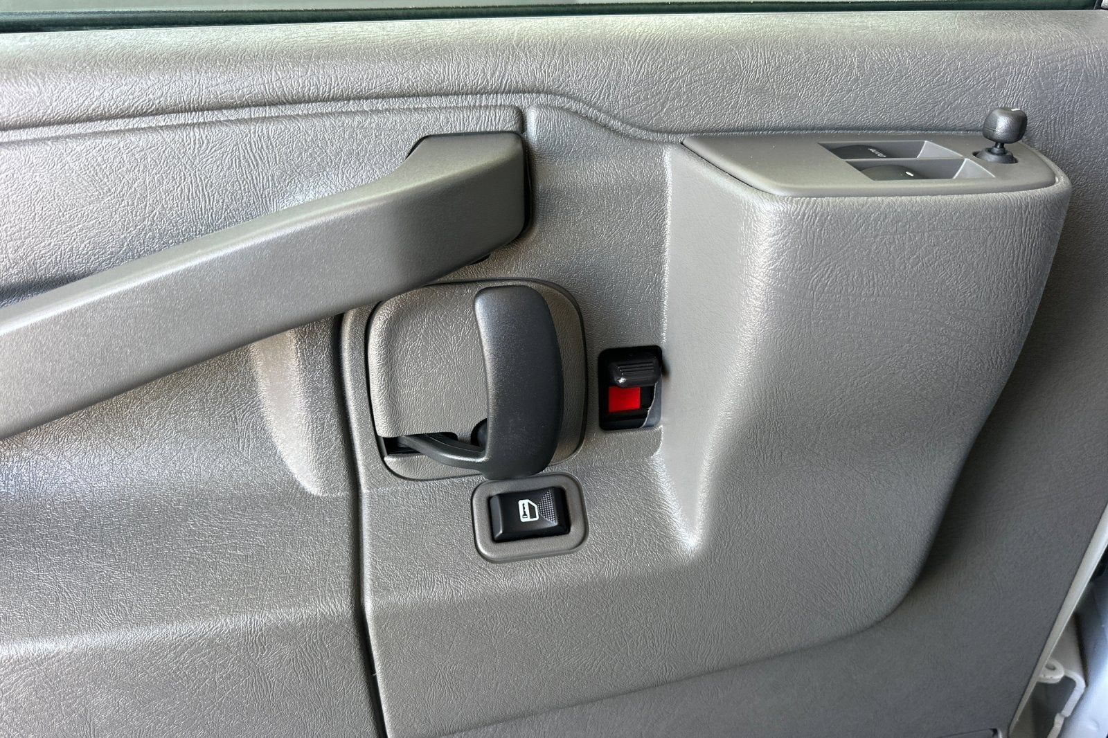 2025 GMC Savana Passenger LT