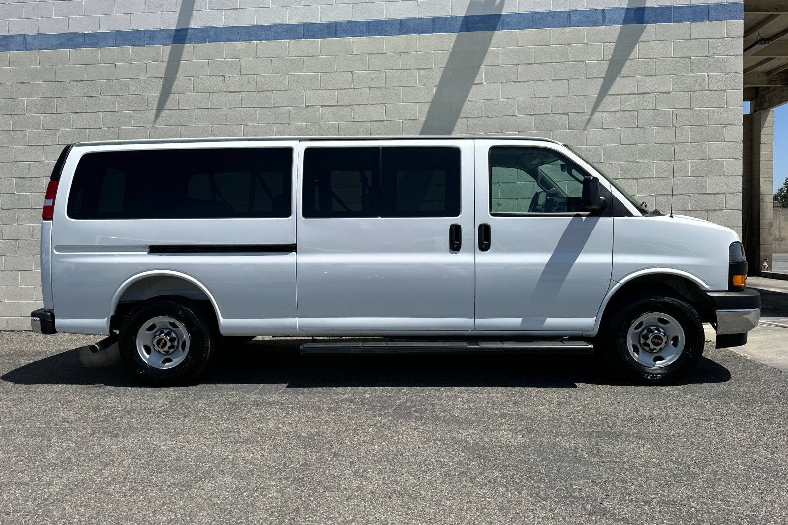 2025 GMC Savana Passenger LT