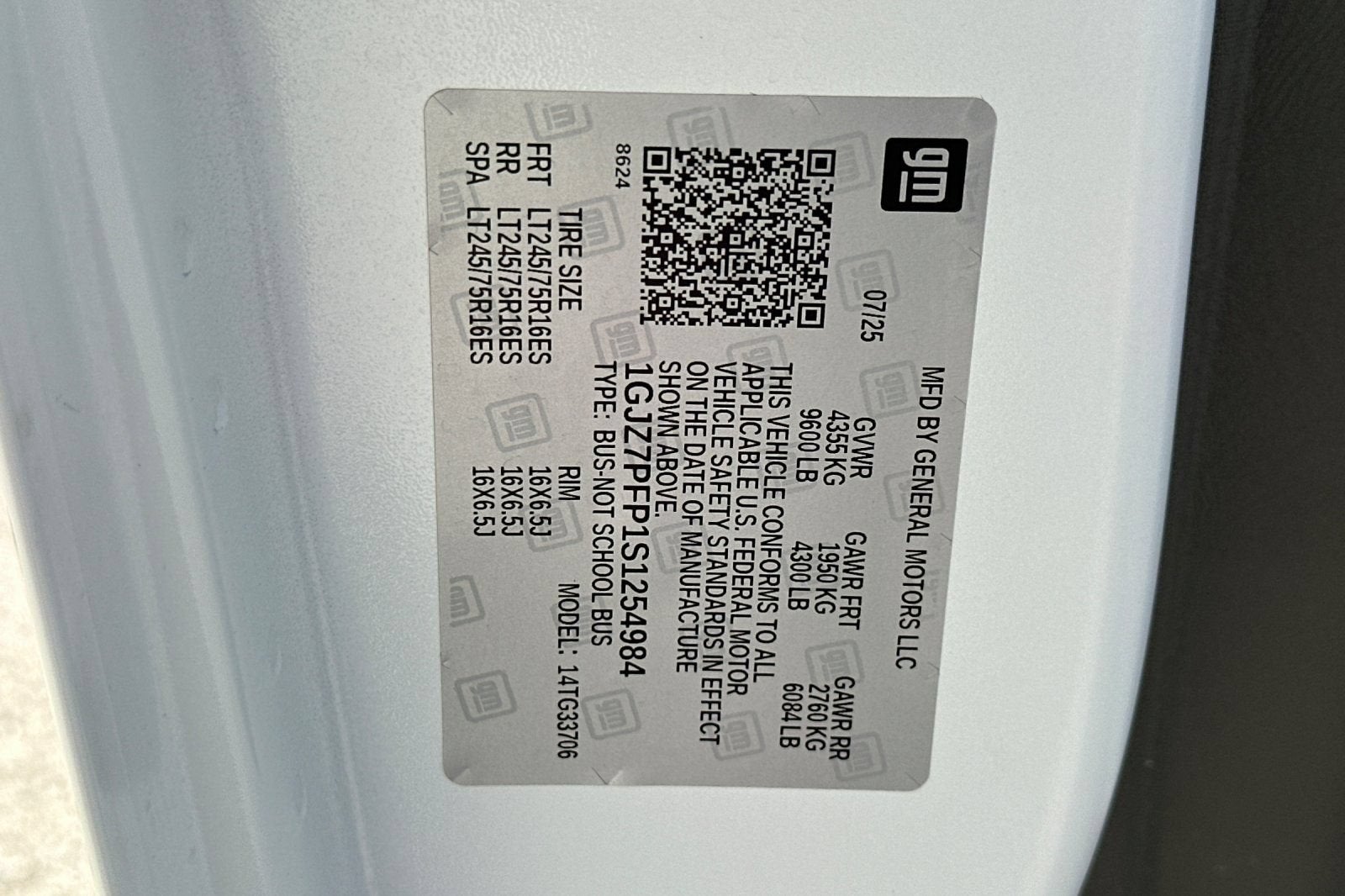 2025 GMC Savana Passenger LT