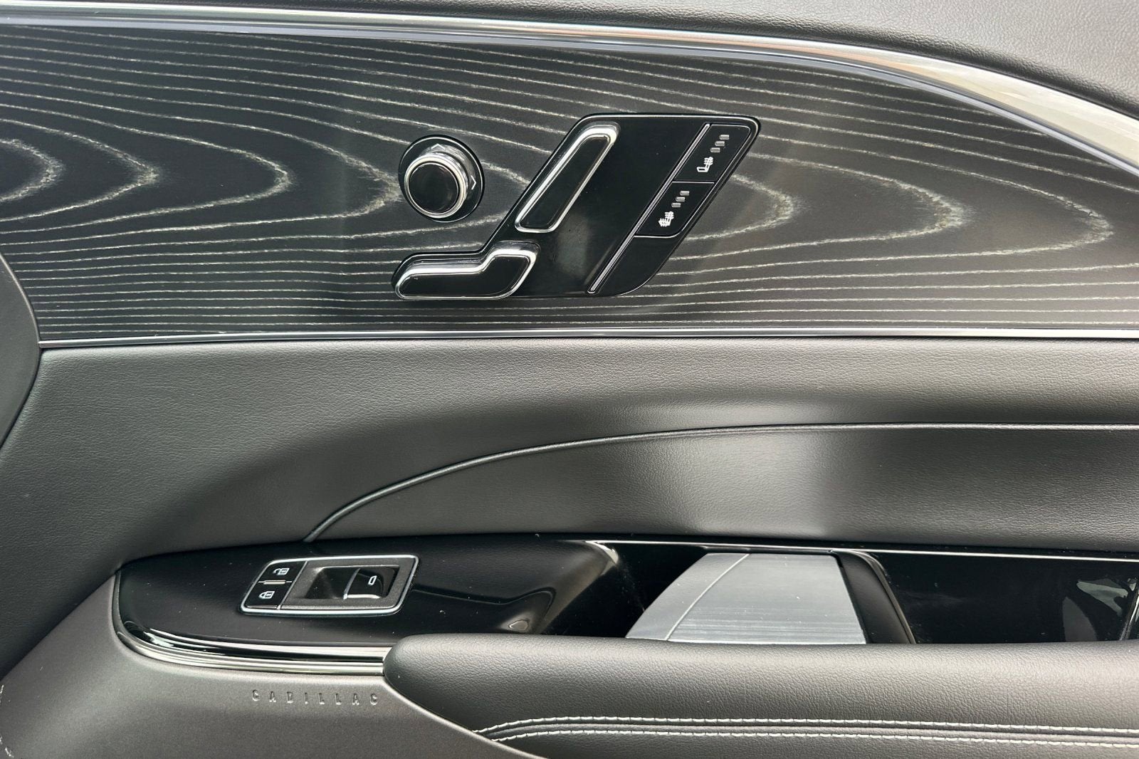 2024 Cadillac LYRIQ Luxury 1