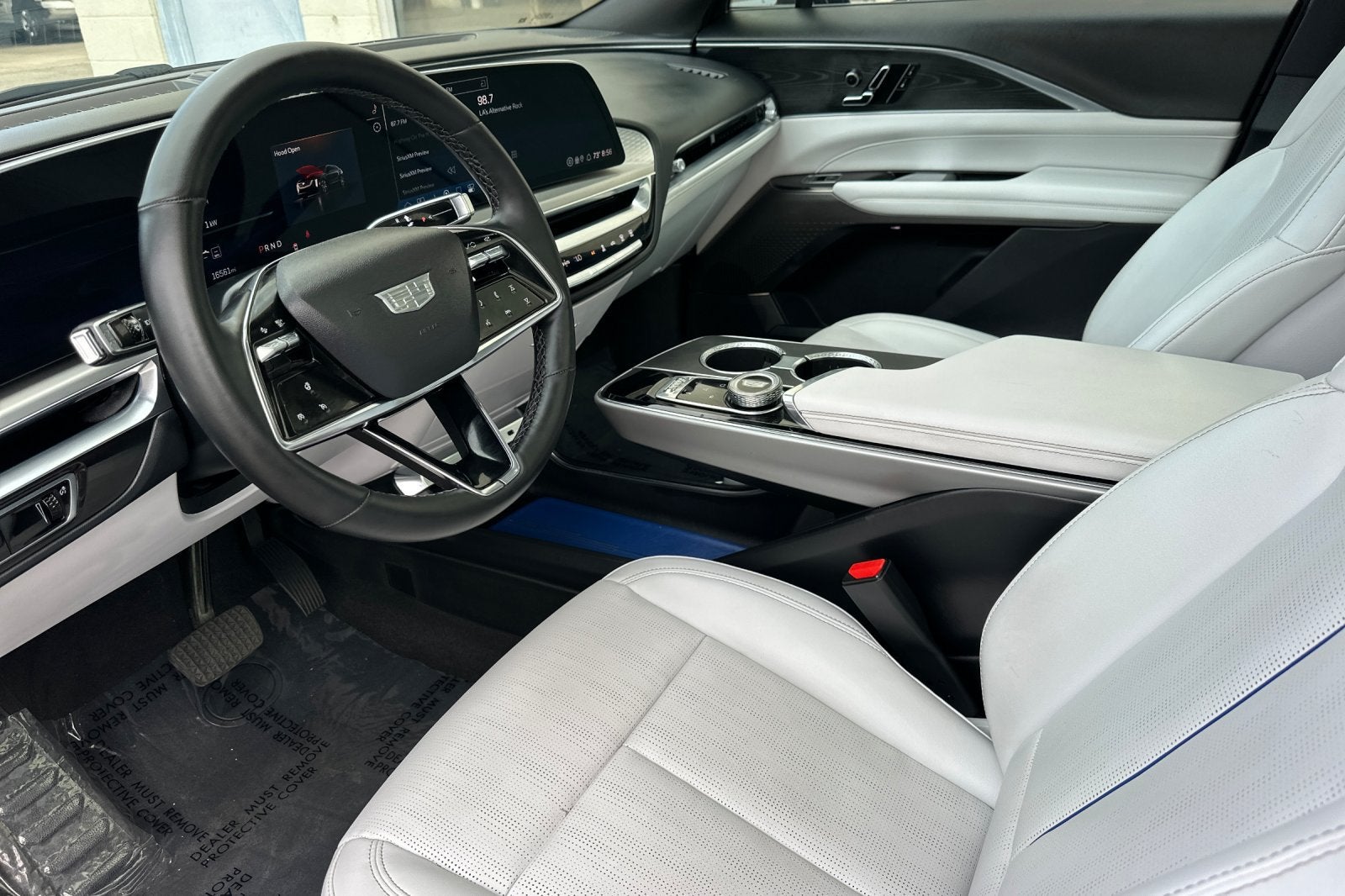 2024 Cadillac LYRIQ Luxury 1