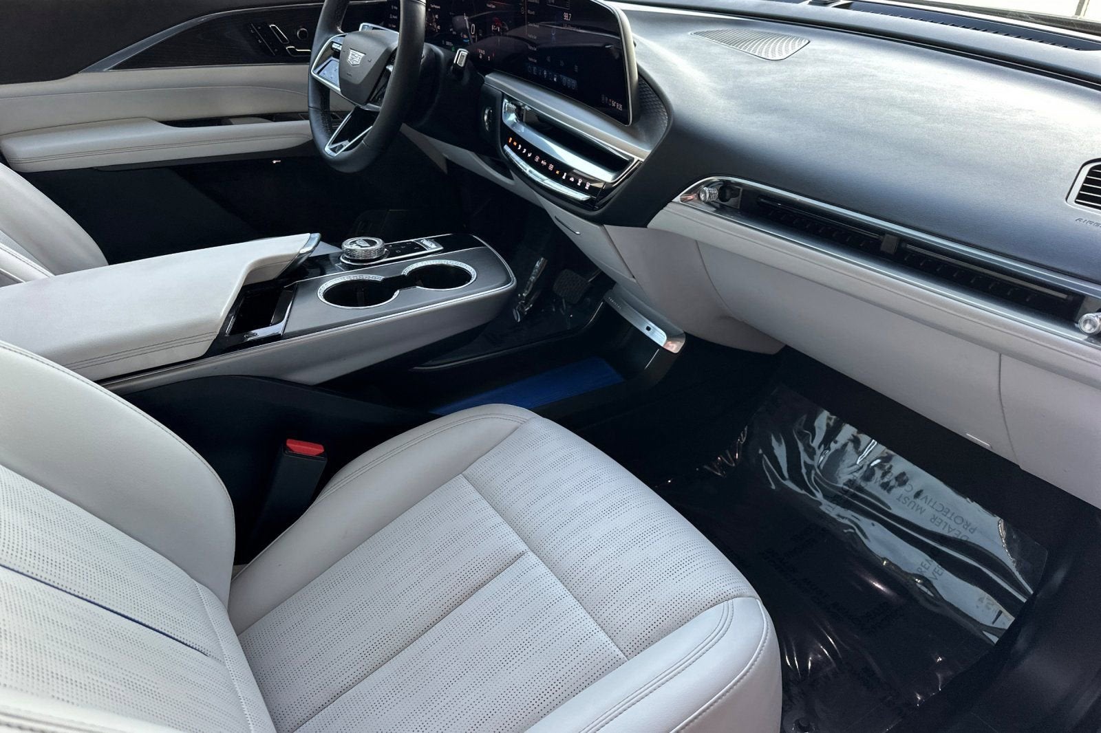 2024 Cadillac LYRIQ Luxury 1