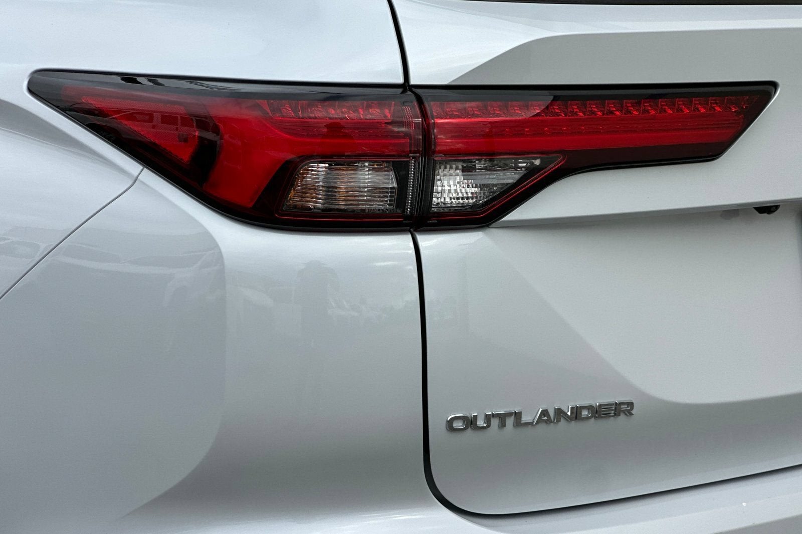 2023 Mitsubishi Outlander PHEV SE