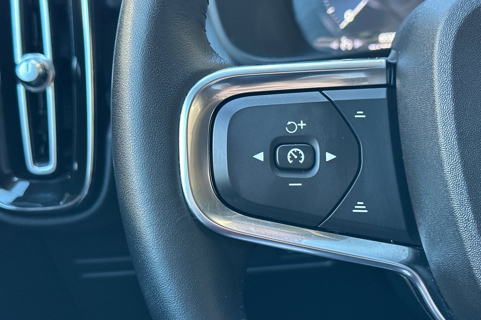 2021 Volvo XC40 Momentum