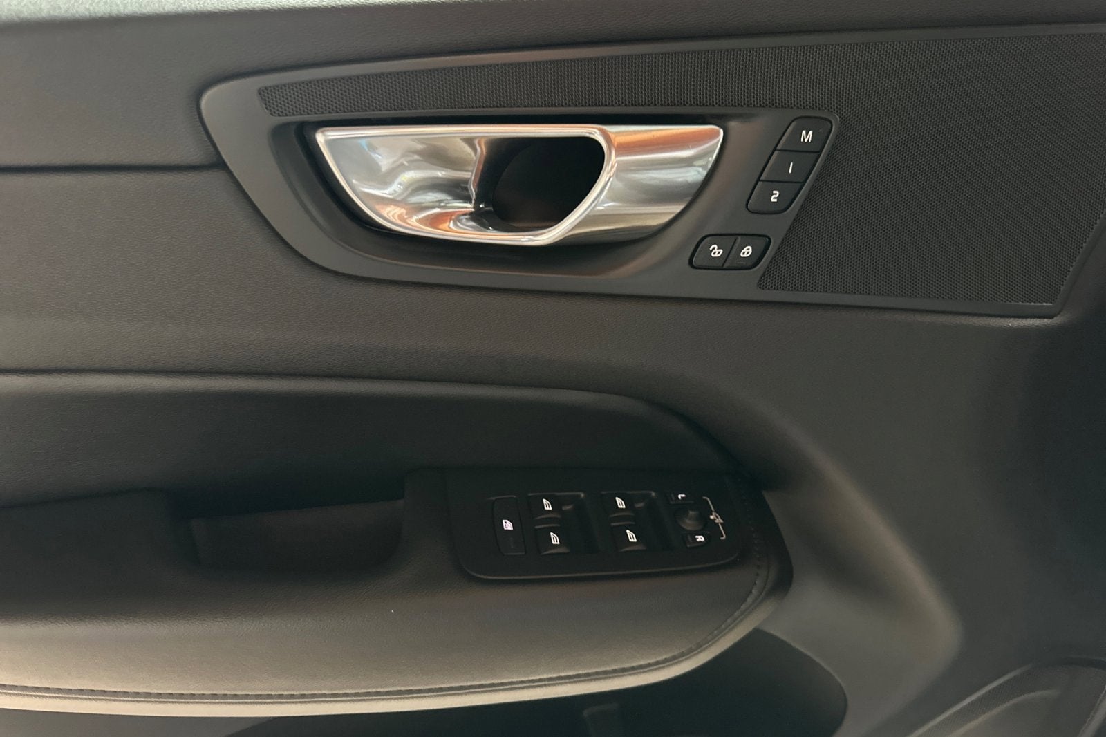 2024 Volvo XC60 Core Dark Theme