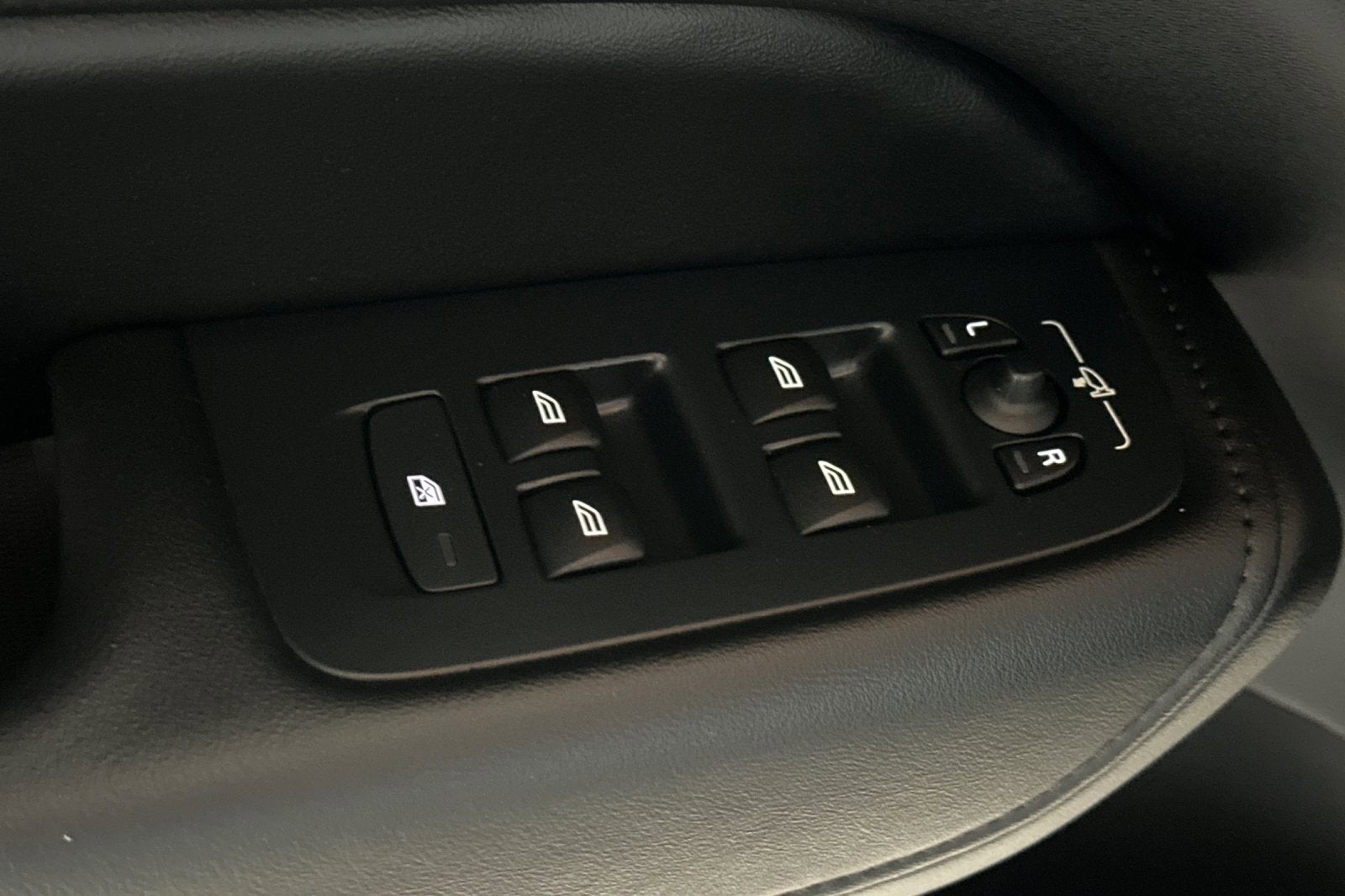 2024 Volvo XC60 Core Dark Theme