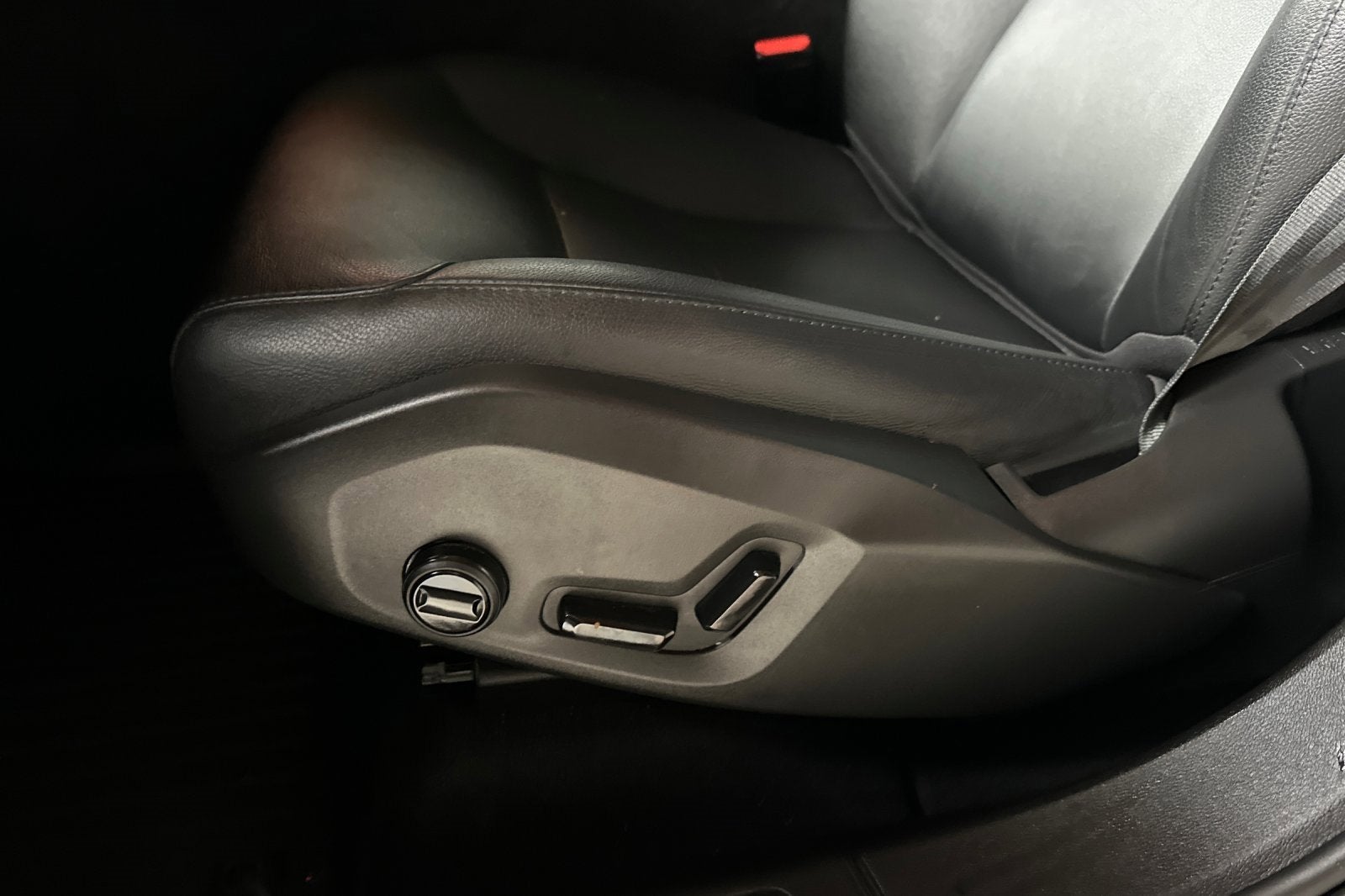 2024 Volvo XC60 Core Dark Theme