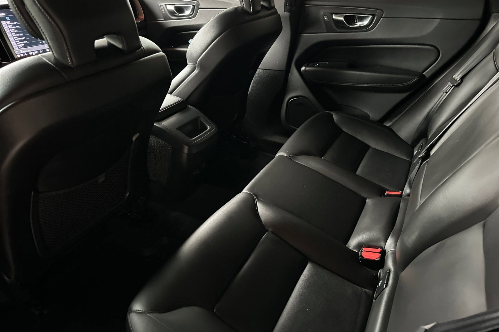 2024 Volvo XC60 Core Dark Theme