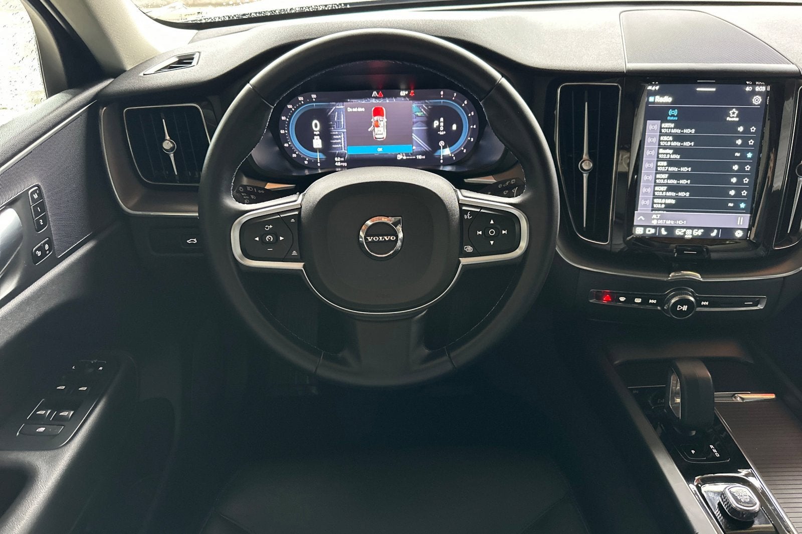 2024 Volvo XC60 Core Dark Theme