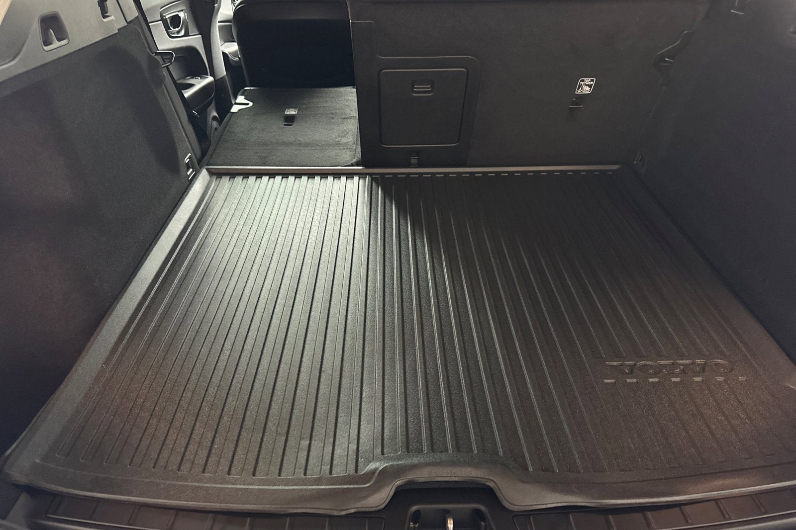 2024 Volvo XC60 Core Dark Theme