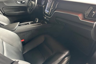 2024 Volvo XC60 Core Dark Theme