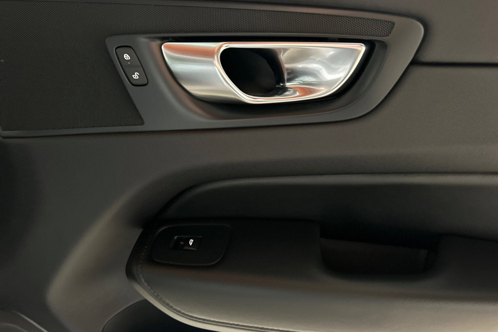 2024 Volvo XC60 Core Dark Theme