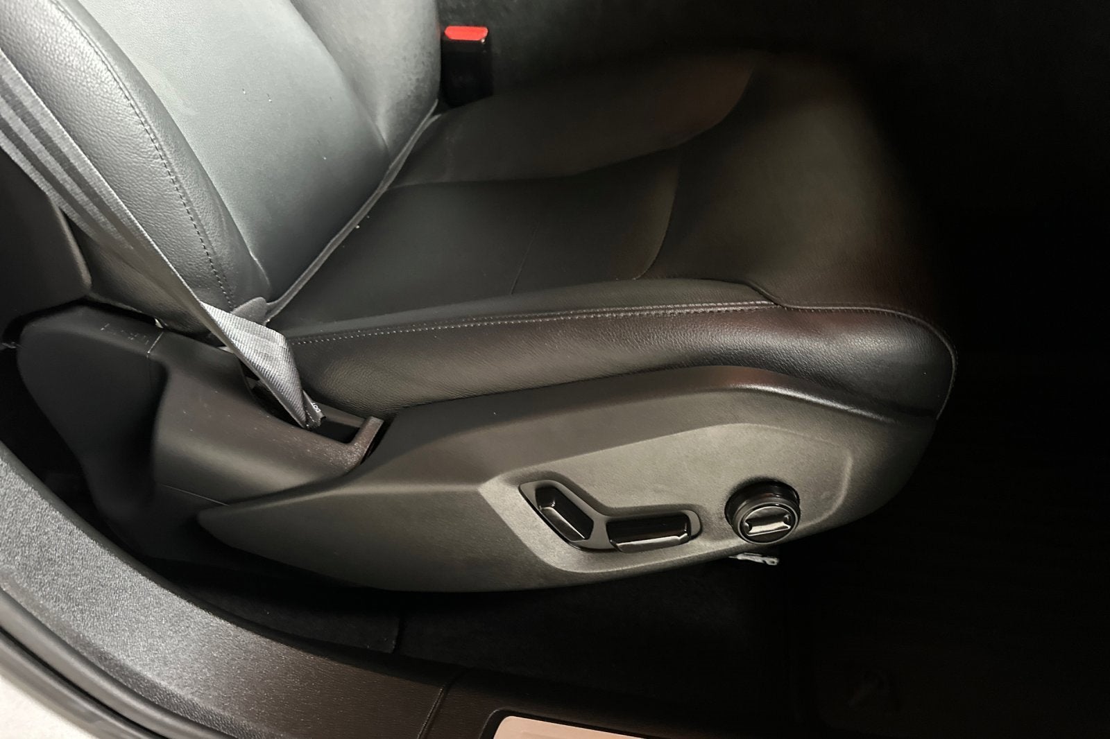 2024 Volvo XC60 Core Dark Theme