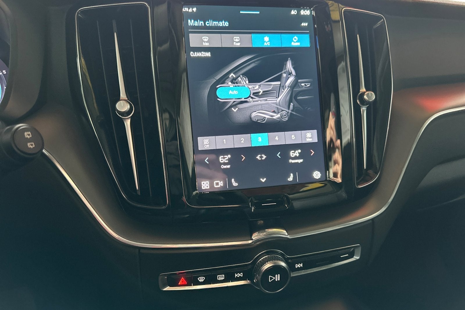 2024 Volvo XC60 Core Dark Theme