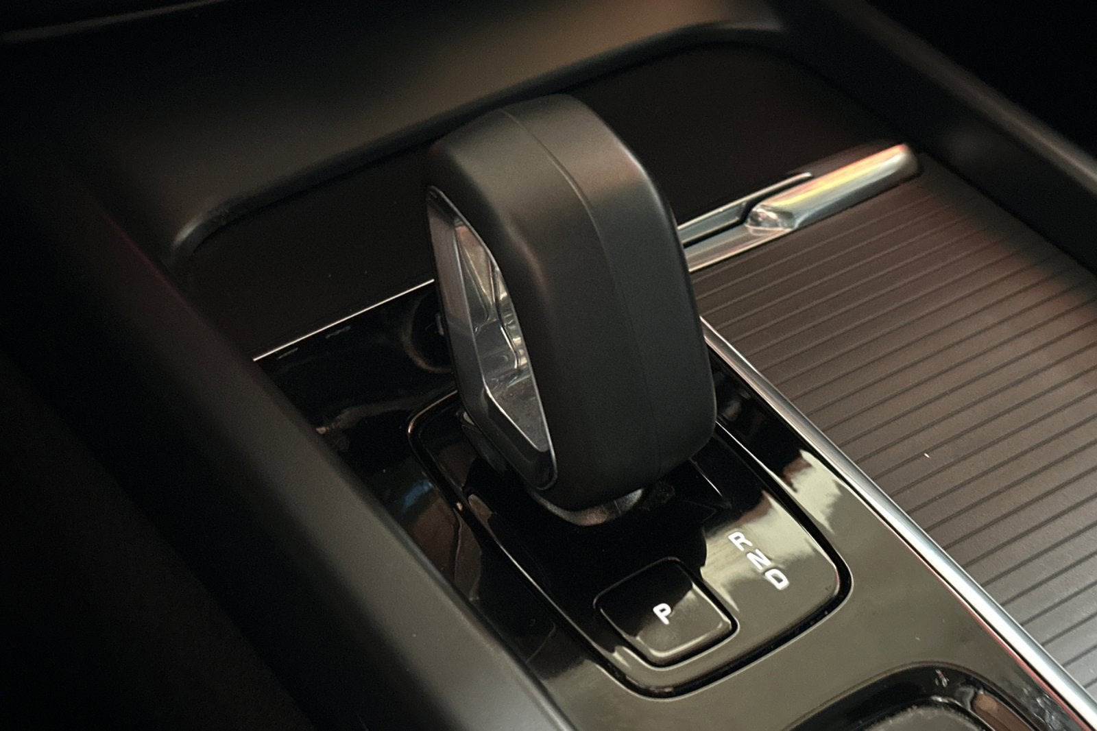 2024 Volvo XC60 Core Dark Theme