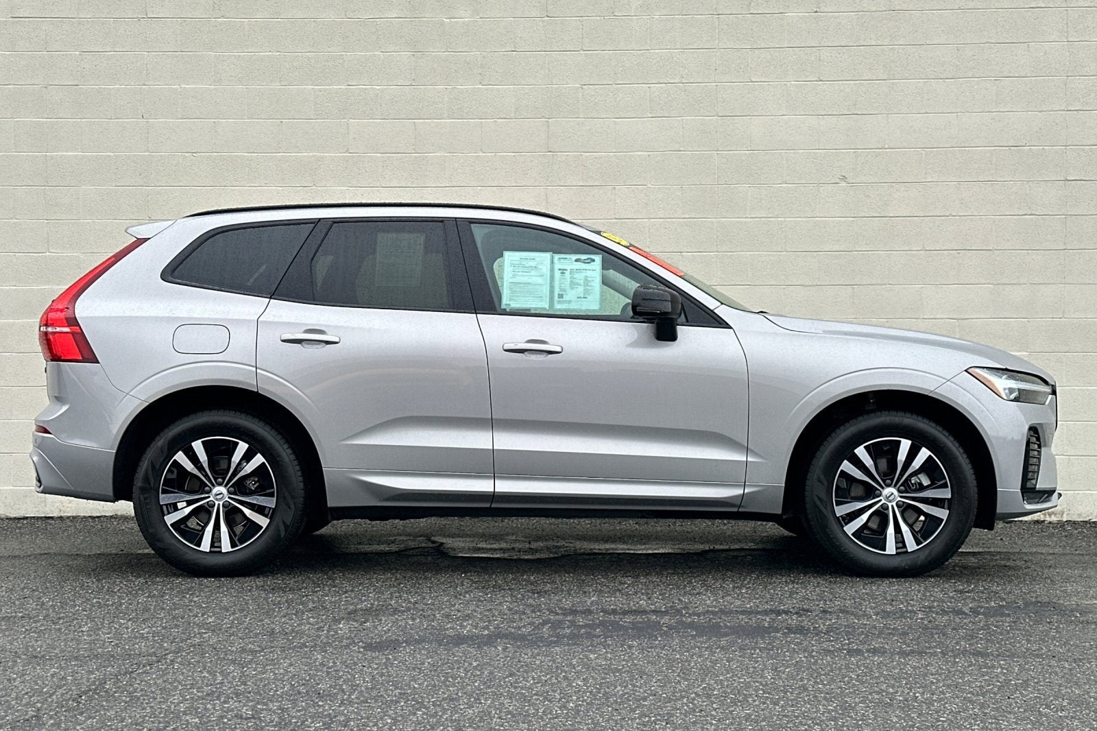 2024 Volvo XC60 Core Dark Theme